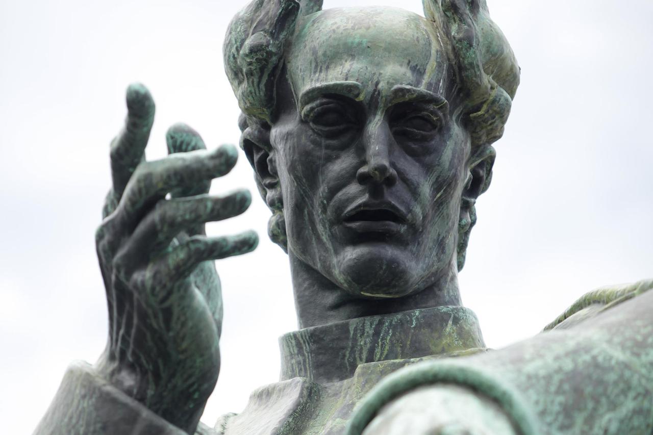 07.08.2014., Zagreb - Spomenici hrvatskim povijesnim licnostima u uzem gradskom centru. Josip Juraj Strossmayer.  Photo: Grgur Zucko/PIXSELL