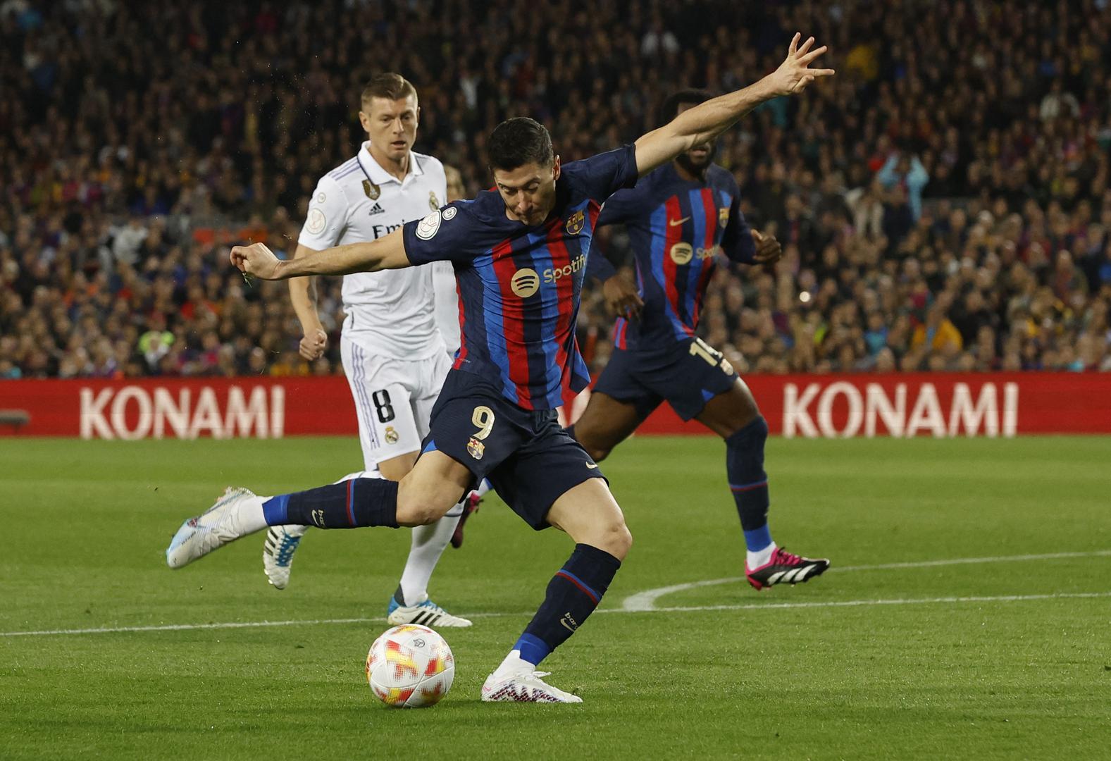 Soccer Football - Copa del Rey - Semi Final - Second Leg - FC Barcelona v Real Madrid - Camp Nou, Barcelona, Spain - April 5, 2023 FC Barcelona's Robert Lewandowski shoots at goal REUTERS/Albert Gea Photo: ALBERT GEA/REUTERS