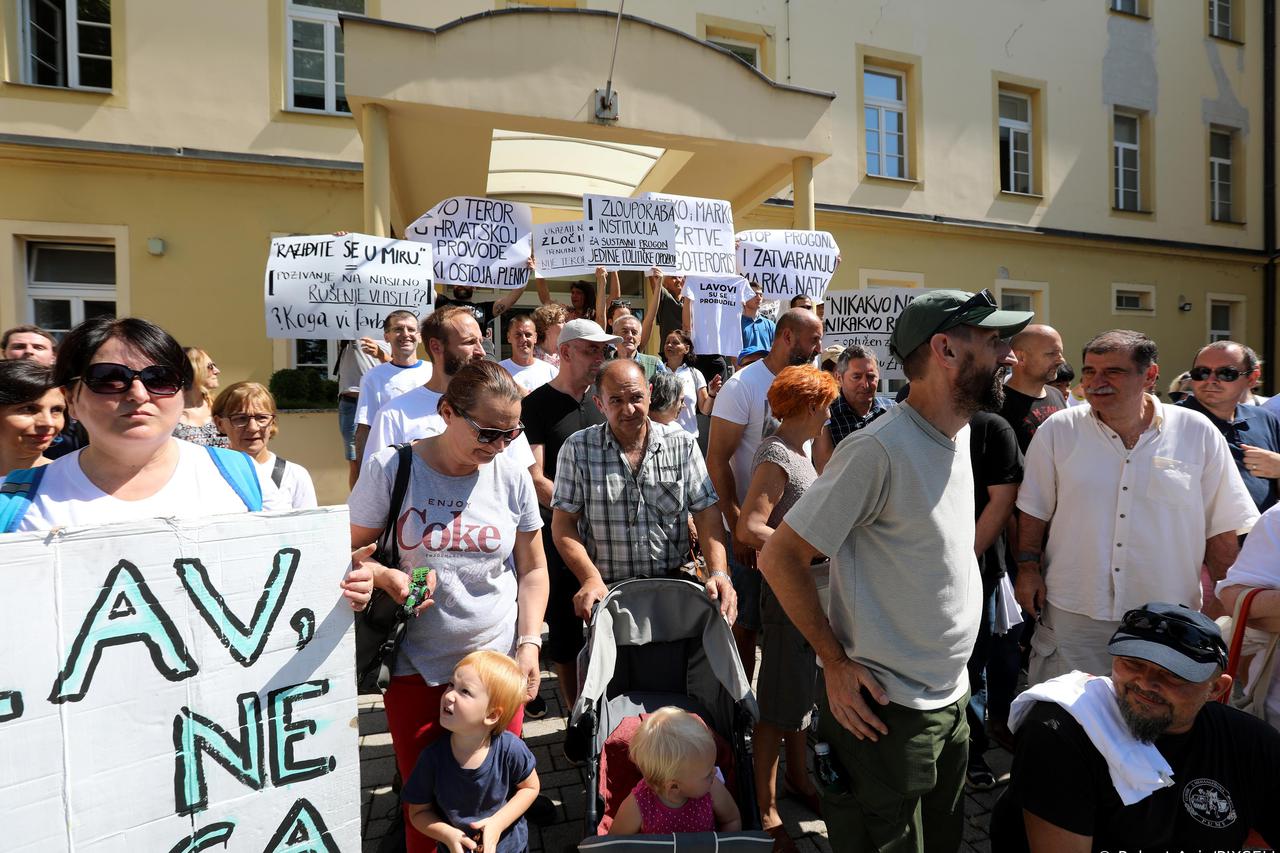 Transparenti podrške Marku Franciškoviću ispred suda u Ilici gdje se očekuje pravomoćnost njegove presude