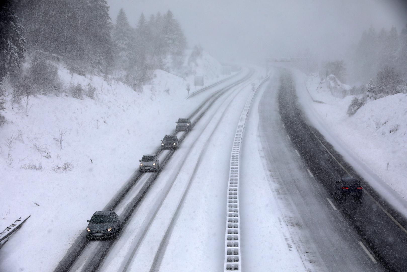 Prizori cesta iz zraka koje krasi snježni pokrivač
