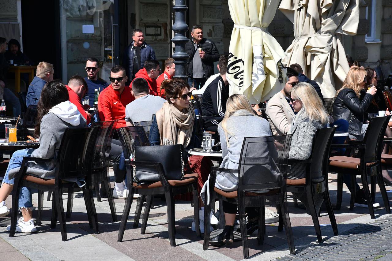 Slavonski Brod: Terase kafića popunjene su gotovo do zadnjeg mjesta