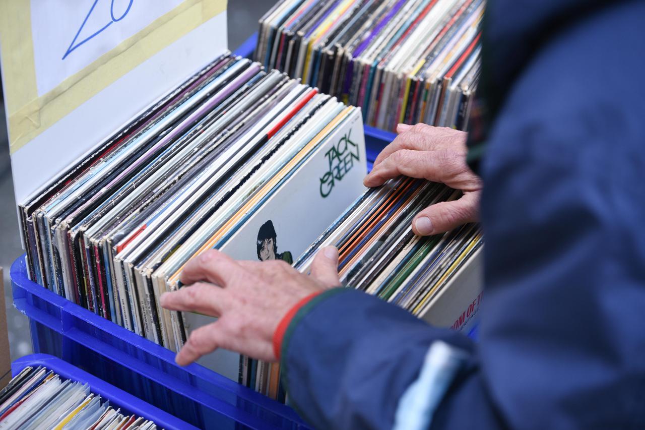 Sajam gramofonskih ploča i CD-a u haustoru i dvorištu 