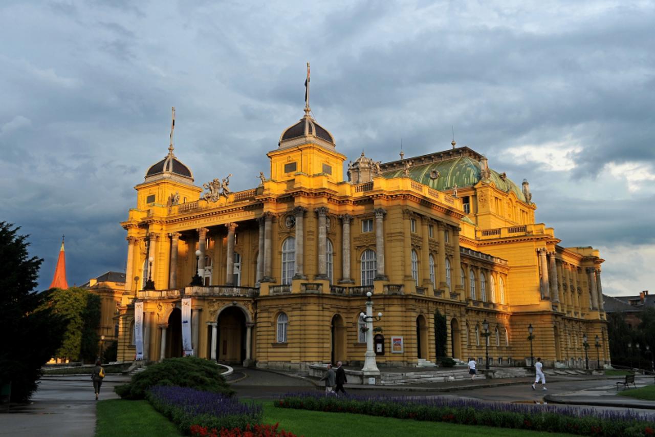 'gradska....zagreb.....07.07.2009.  trg marsala tita - hnk, hrvatsko narodno kazaliste     Photo: Marko Lukunic/Vecernji list'