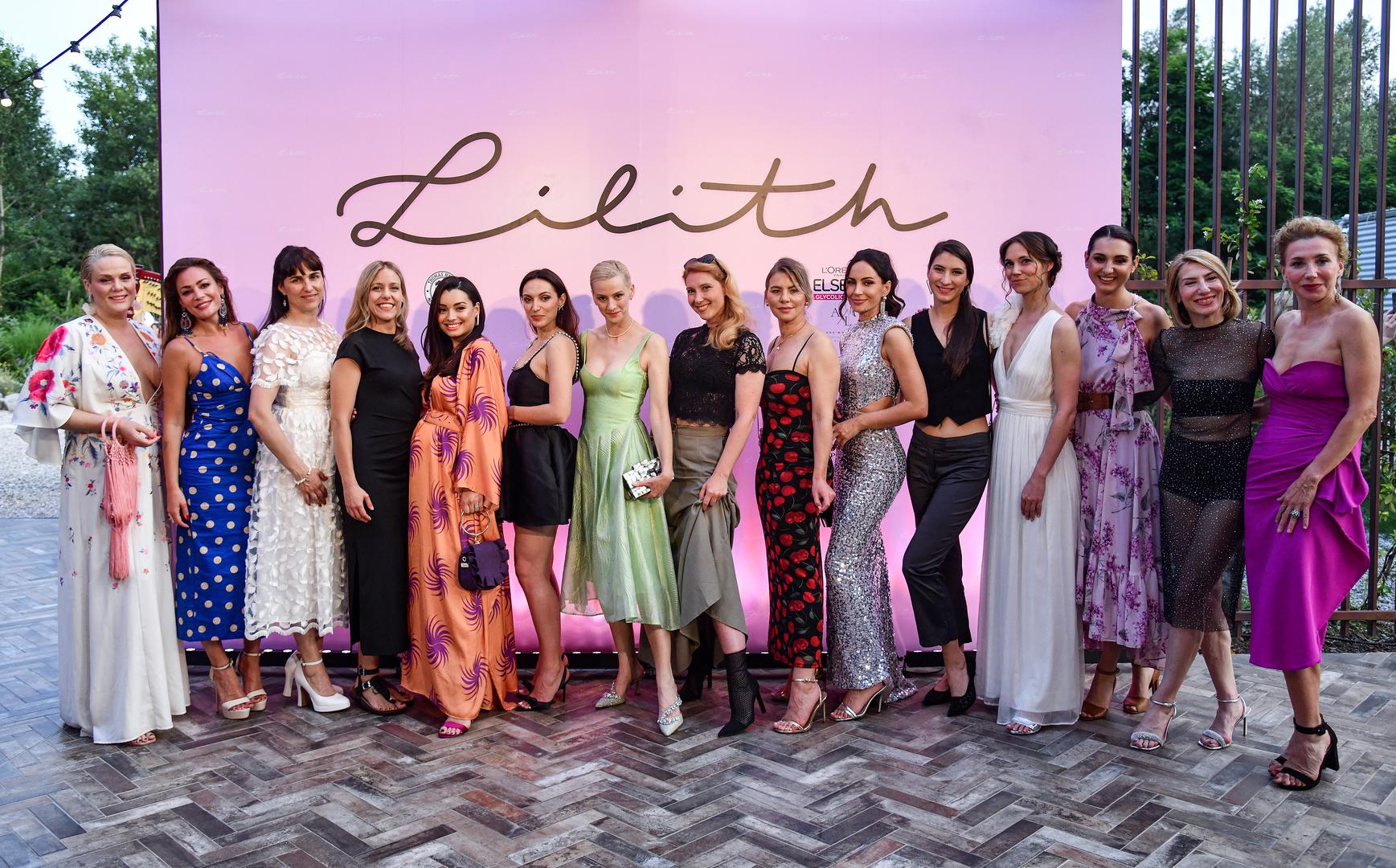 Katarinine kreacije obožavaju njezine kolegice glumice koje su joj i ovom prilikom došle pružiti podršku. Iz prvog reda reviju su gledale Ana Begić Tahiri, Marijana Mikulić, Petra Dugandžić koju dugo nismo vidjeli u javnosti, Petra Kurtela, Sementa Rajhard, Petra Kraljev, Ecija Ojdanić, Daria Lorenci Flatz. 