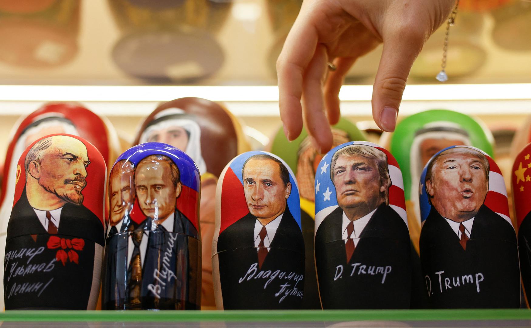 Trump i Putin zajednički krase majice, babuške, s ruskom i američkom zastavom u pozadini. Suvenira ima u raznim varijantama, pa je tako Trump u službenom odijelu, sa kapom s logom MAGA pokreta, Putina ima službenog, sa sunčanim naočalama, tu si natpisi i na ćirilici i latinici, ali i na engleskom fraza "we love Russia"