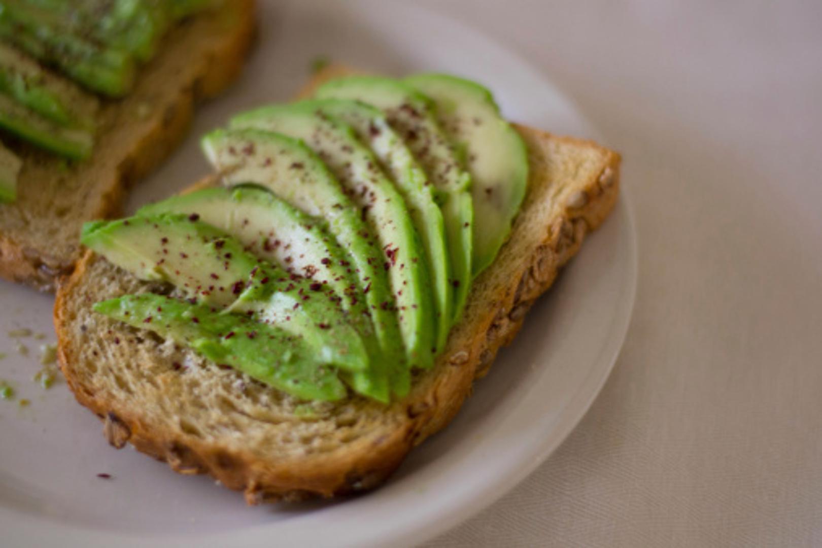 Namirnice koje sadrže vitamin E - To je vitamin koji podiže razinu testosterona, a nalazimo ga u orašastim plodovima, zelenim povrćem, rajčicama, mangu, kiviju, biljnim uljima, margarinu