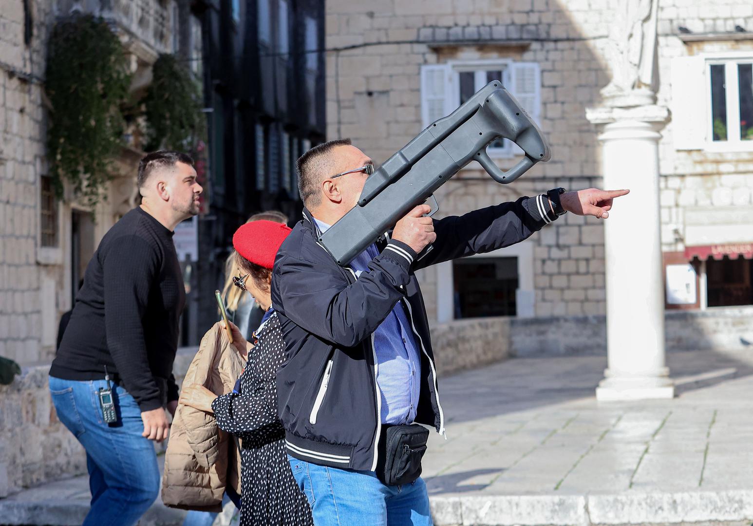 13.11.2024., Trogir - Predsjednik Republike sudjeluje na svecanoj sjednici Gradskog vijeca Grada Trogira povodom obiljezavanja Dana Grada i zastitnika Grada Svetog Ivana Trogirskog te potom popio kavu na gradskom trgu. Zastitari skidali dron. Photo: Ivana Ivanovic/PIXSELL