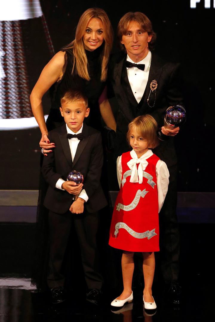Najbolji igrač svijeta Luka Modrić sa suprugom Vanjom, sinom Ivanom i kćeri Emom. 