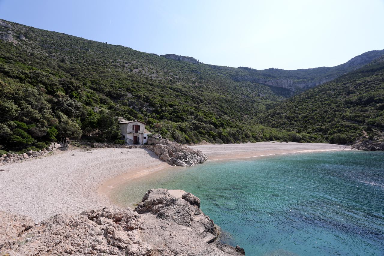 Plaža pod stijenama sela Lubenice na otoku Cresu