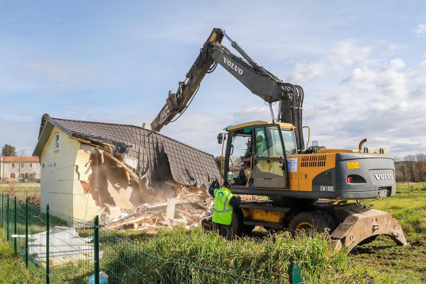 08.03.2023., Rovinj - Zapoceli radovi na uklanjanju nezakonito izgradjenih gradjevina na podrucju Istre. Prije rusenja glavni drzavni inspektor dr.sc. Andrija Mikulic dao je izjavu predstavnicima medija. Photo: Srecko Niketic/PIXSELL