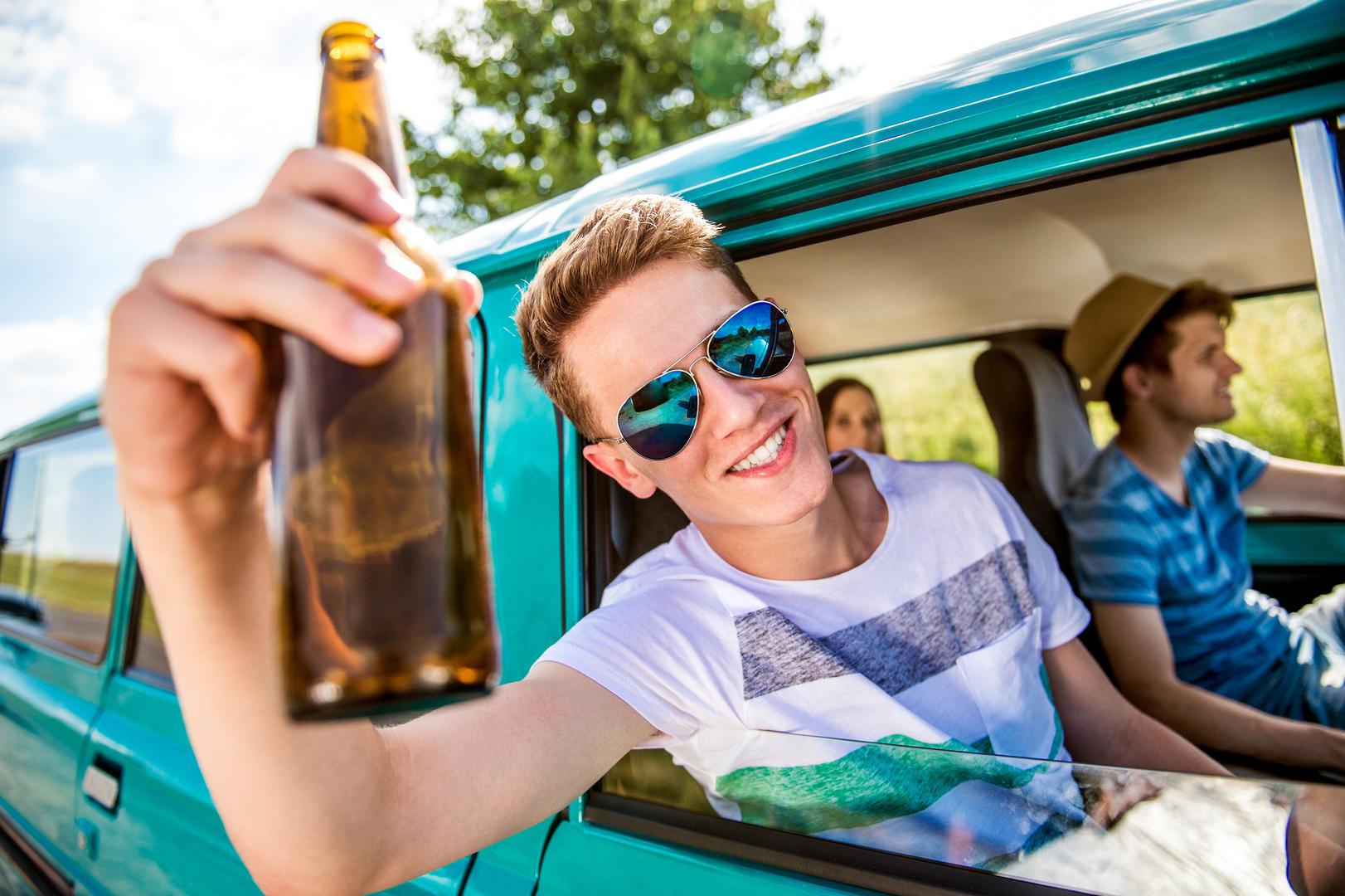 Ispijanje piva iz boce ili limenke može uzrokovati nadutost te u nekim slučajevima i bolove u trbuhu, pojašnjava stručnjak Cicerone Max Bakker za Business Insider. 