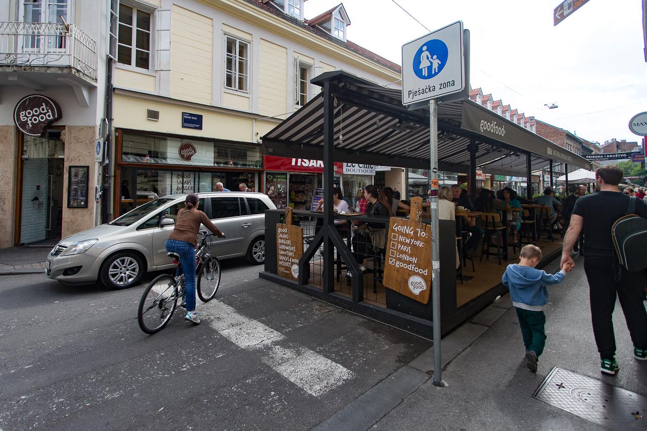 20.05.2016., Zagreb -  Pjesackom zonom u Teslinoj ulici automobili slobodno prolaze, a pjesaci se zbog vlastite sigurnosti radije guzvaju na nogostupu.  Photo: Davor Puklavec/PIXSELL