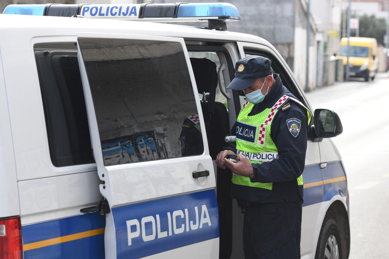 Šibenik: Policija zaustavljala vozačice i dijelila im ruže povodom Dana žena