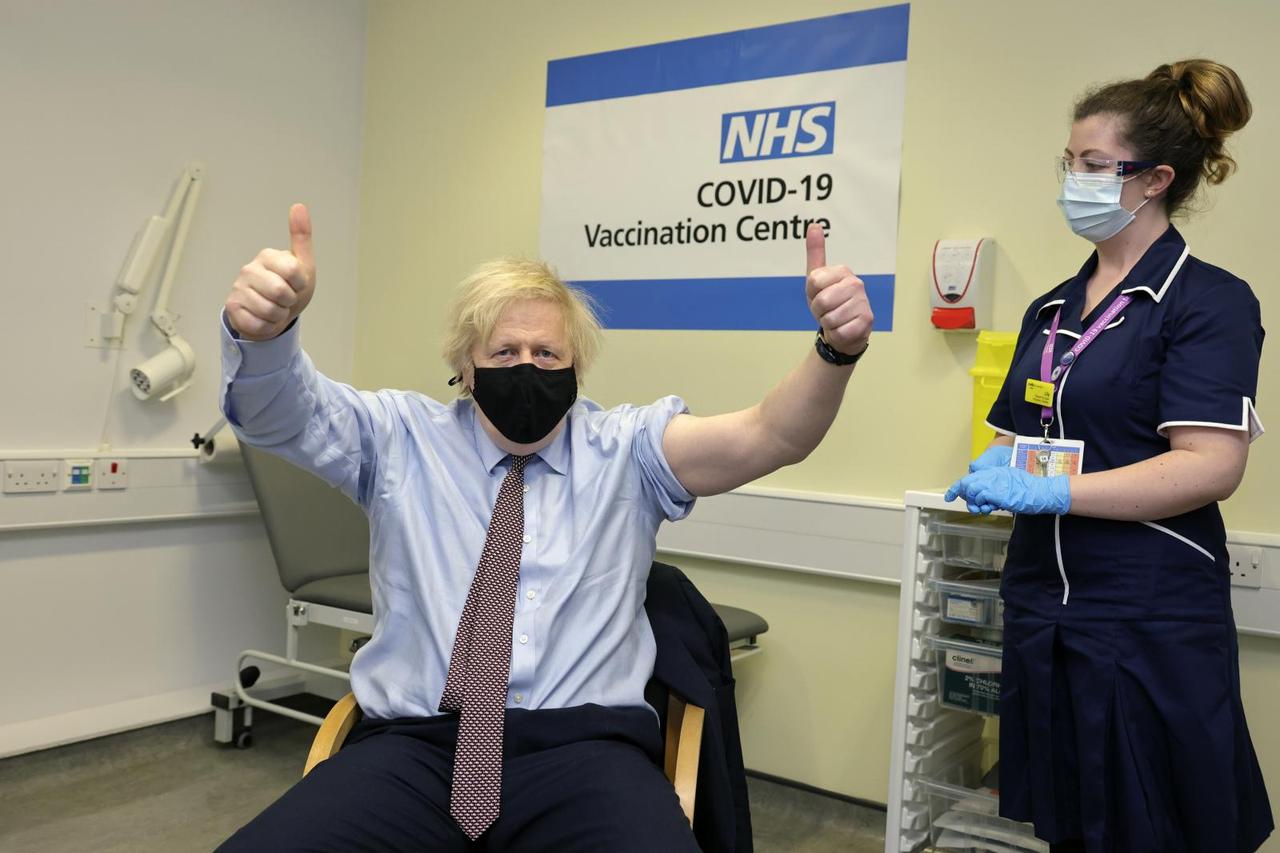 Britanski premijer jedva je na respiratoru prošle godine preživio zarazu  koronavirusom, a prije tri tjedna javno se cijepio