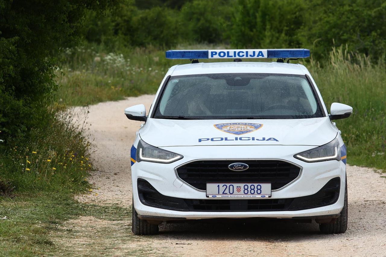Dugopolje: U polju pronađen izgoren automobil u kojem se nalazilo tijelo osobe