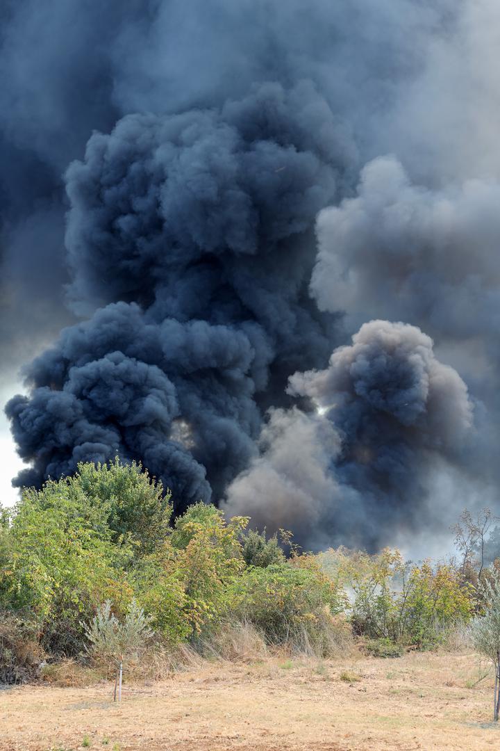 30.07.2024., Smokovic - Veliki pozar u Smokovicu nedale Zemunika zahvatio je i parkirana vozila. Vatrogasci se vore s vatrom. Photo: Sime Zelic/PIXSELL