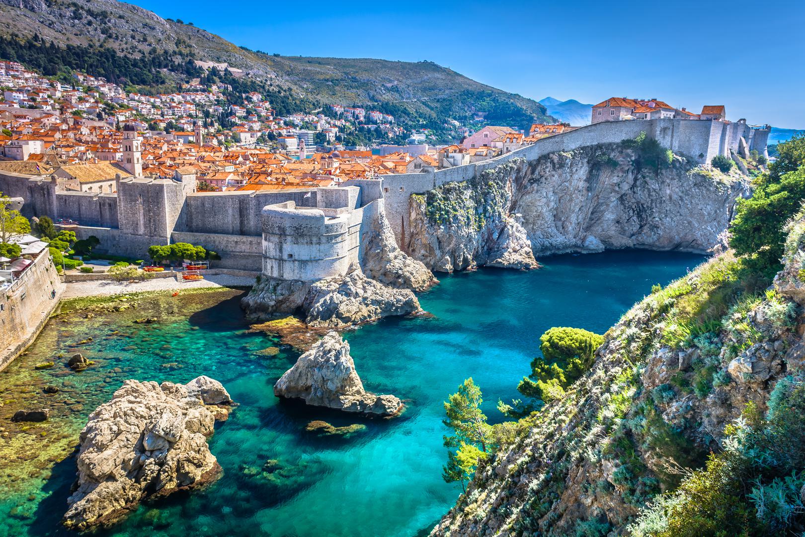 Dubrovnik: Biser Jadrana okružen je masivnim kamenim zidinama iz 16. stoljeća s prekrasnim pogledom na okolne otoke i Stari grad. Skriva prekrasne građevine poput barokne crkve sv. Vlaha, renesansne palače Sponza, gotičke Kneževe palače te slikovitog Straduna s brojnim trgovinama i restoranima.