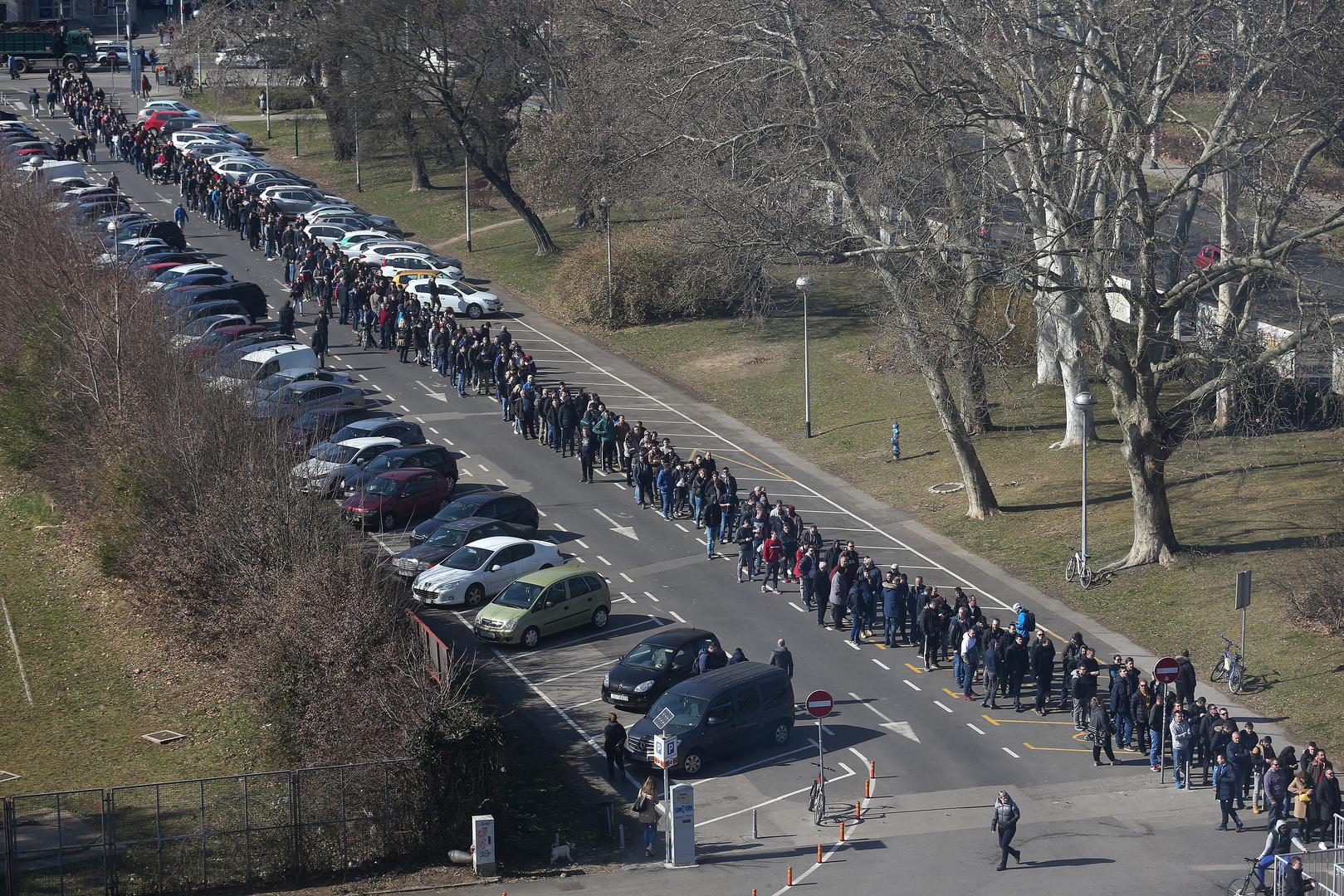 Navijači su u redu strpljivo čekali na svoj komad papirića