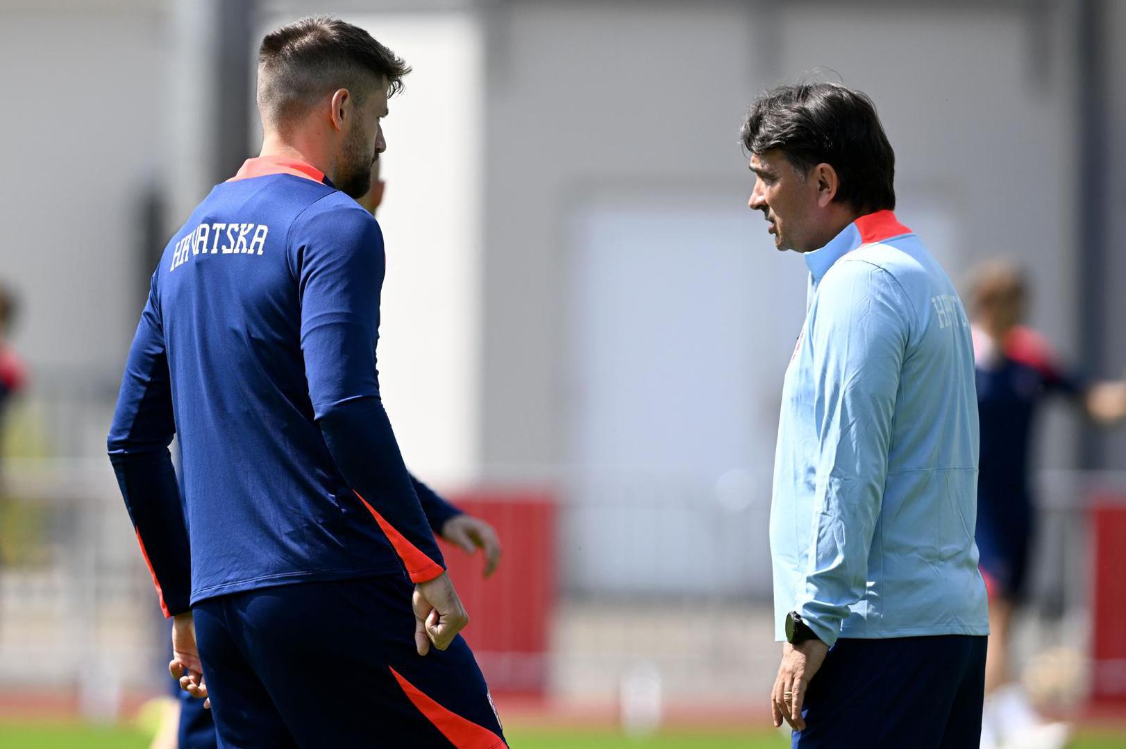 3. Opomenuo ga je i izbornik Zlatko Dalić 2020. godine. Nije igrao protiv Francuske, a Dalić je rekao: "Nije spreman, nije na nivou koji bih ja očekivao od njega. Kad dođeš u reprezentaciju, moraš biti na maksimalnom nivou, moraš biti spreman i motiviran, pogotovo jer je njemu krenulo prvenstvo. Ne možeš doći u reprezentaciju s 20 posto kapaciteta i očekivati da ćeš igrati."