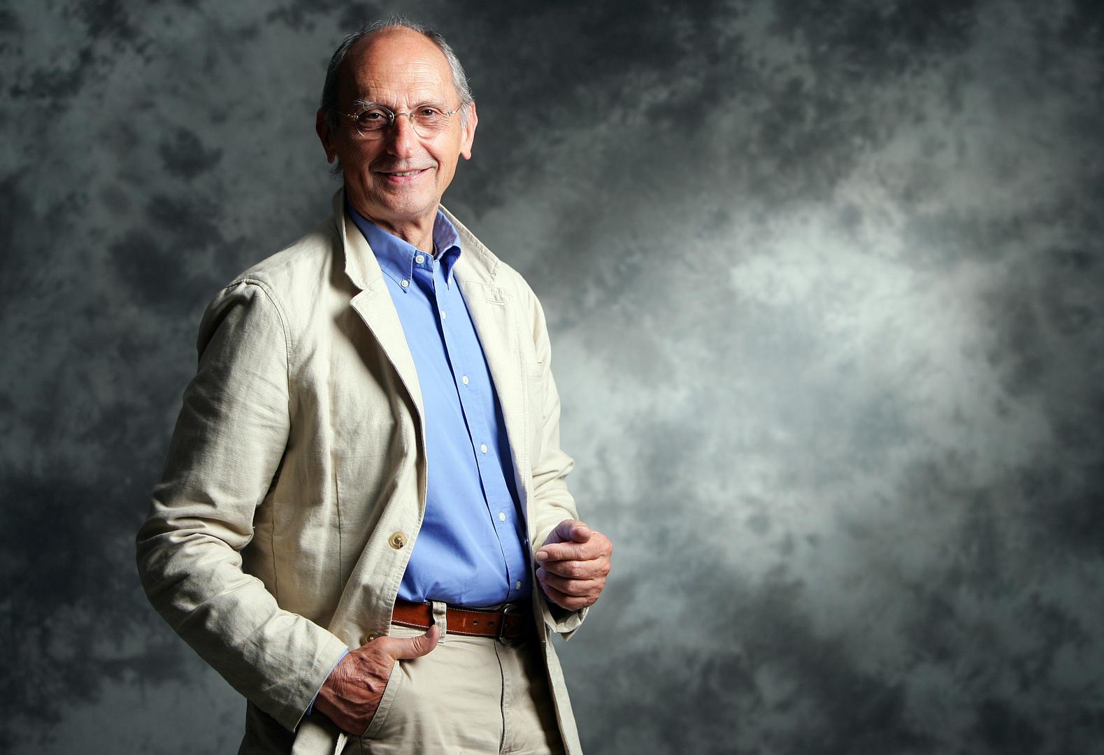 Danas živi mirnim životom sa suprugom Dunjom na selu kraj Samobora. Imaju dvije kćeri – Mašu, doktoricu arheologije koja živi u Velikoj Britaniji, i Ivu, poduzetnicu iz Zagreba