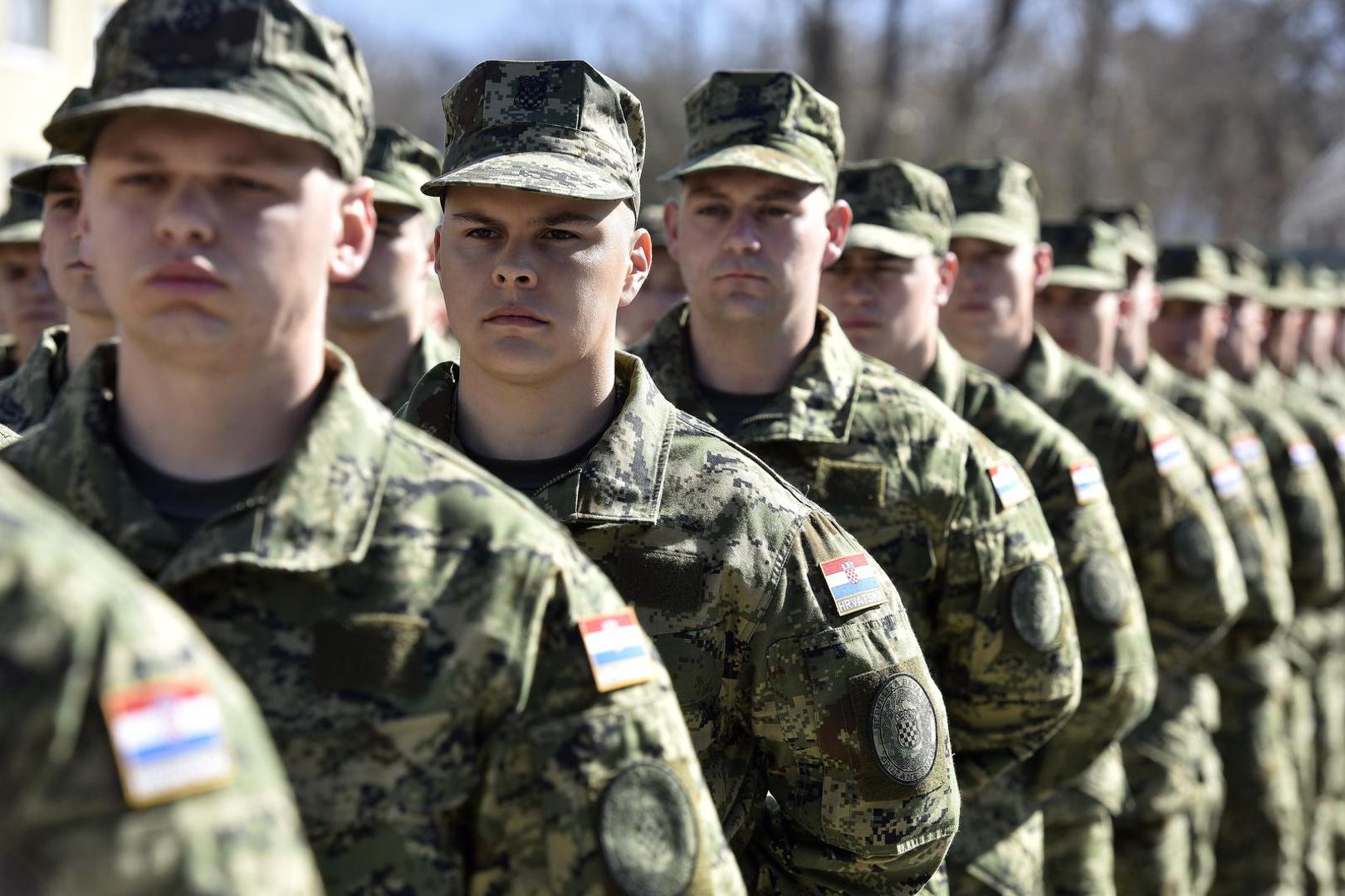 "U nadi da će sve ovo što učite i što ćete naučiti u sljedeća dva mjeseca biti samo dobro upozorenje, dopuna vašeg znanja, a nikada stvarno u nuždi korišteno za potrebe obrane zemlje, ja vam želim uspjeh i zadovoljstvo, i dobro raspoloženje na ovoj obuci. Želim da se nakon toga vratite u svoje uspješne, civilne živote. A ako netko odabere vojnu profesiju - svaka čast, jer to je poziv. Vojska je kao što ste prisegnuli; stega i hijerarhija, ali s humanim licem, ne zlostavljanje, ona je isto tako i prijateljstvo i bratstvo među vojnicima, hrabrost i odgovornost", zaključio je predsjednik Milanović.