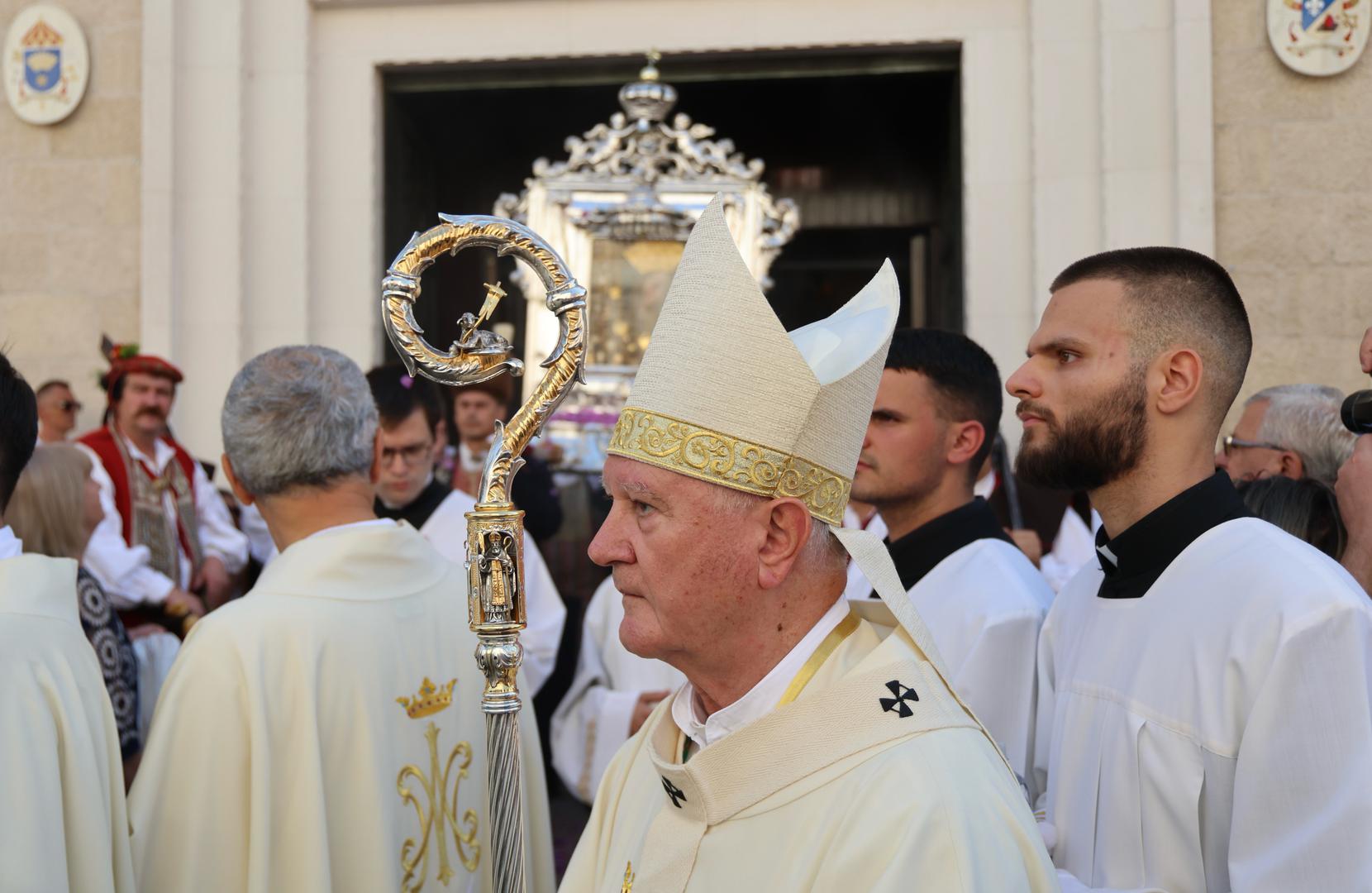 Hodom sinjskim ulicama, sudionici procesije pjevaju pjesme u slavu Čudotvorne Gospe Sinjske, među ostalima i 'Gospe sinjska budi nam spas', 'Gospe sinjska pogledaj svoju djecu'. Preko razglas su čitane i poruke koje govore o višestoljetnoj ukorijenjenosti franjevaca u sinjski kraj.