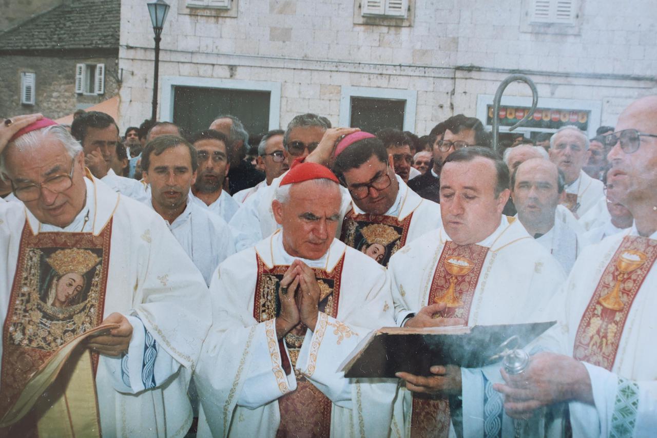 Pribić: Presnimke fotografija kardinala Franje Kuharića iz privatnog albuma