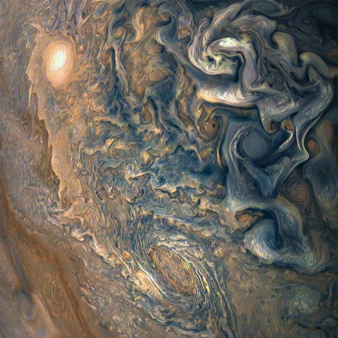 NASA je objavila fascinantnu fotografiju Jupitera nastalu procesuiranjem originalne fotke koju je snimila letjelica Juno 16. prosinca. Fotografiju su obradili Gerald Eichstädt i Seán Doran koristeći stranicu www.missionjuno.swri.edu/junocam