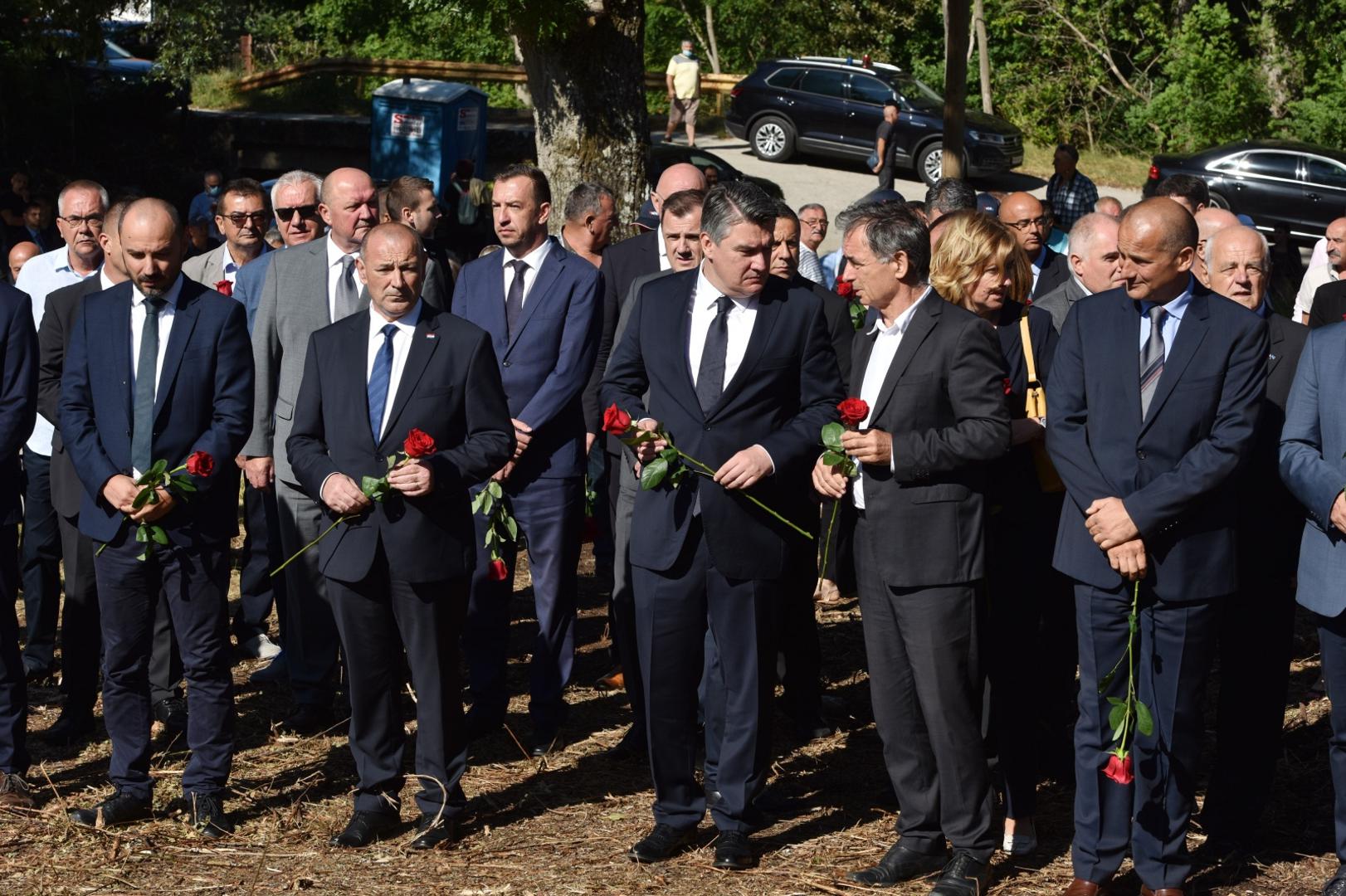 25.08.2020., Plavno - U organizaciji Srpskog narodnog vijeca u Plavnom i Gruborima organizirana komemoracija za civilne zrtve rata ubijene nakon Vojno-redarstvana akcije Oluja. Potpredsjednik Vlade za drustvene djelatnosti i ljudska prava Boris Milosevic, potpredsjednik Vlade i ministar branitelja Tomo Medved, predsjednik RH Zoran Milanovic, saborski zastupnik Milorad PupovacPhoto: Hrvoje Jelavic/PIXSELL