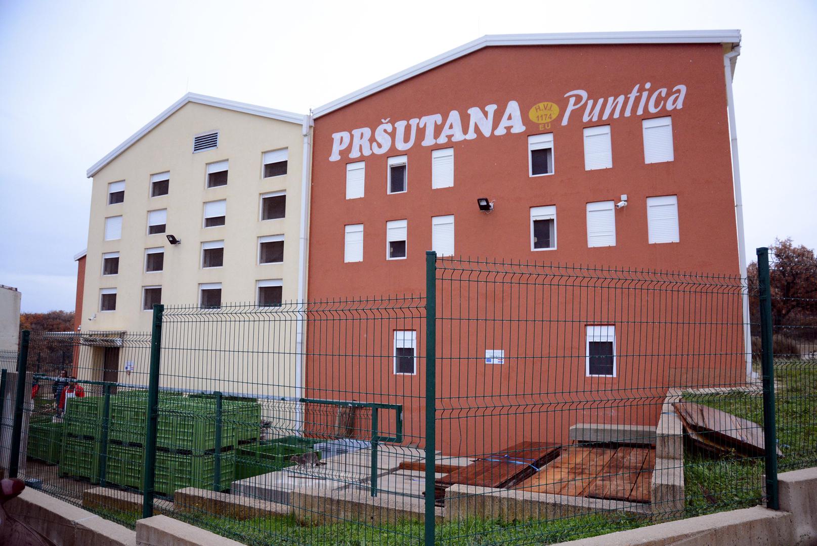 Pršutana Puntica d.o.o. osnovana je 1994. godine s ciljem proizvodnje i prodaje suhomesnatih proizvoda. 