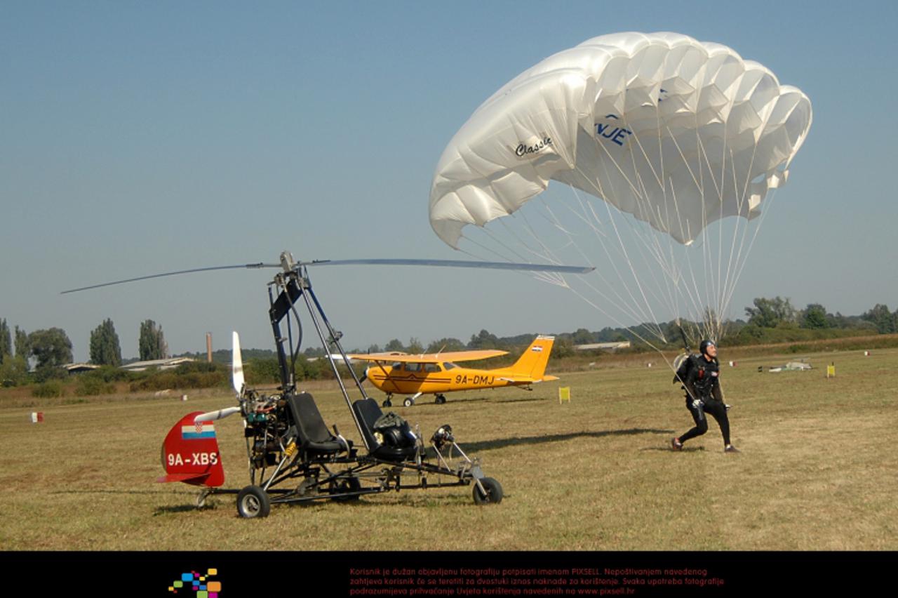 '17-09.2011., Sisak, Sasna Greda - Na aerodromu AK Sisak u Sasnioj Gredi odrzan je tradicionalni 4. sisacki aeromiting na kojemu su posjetitelji mogli vidjeti razne vrste letilica i uzivati u vjestina