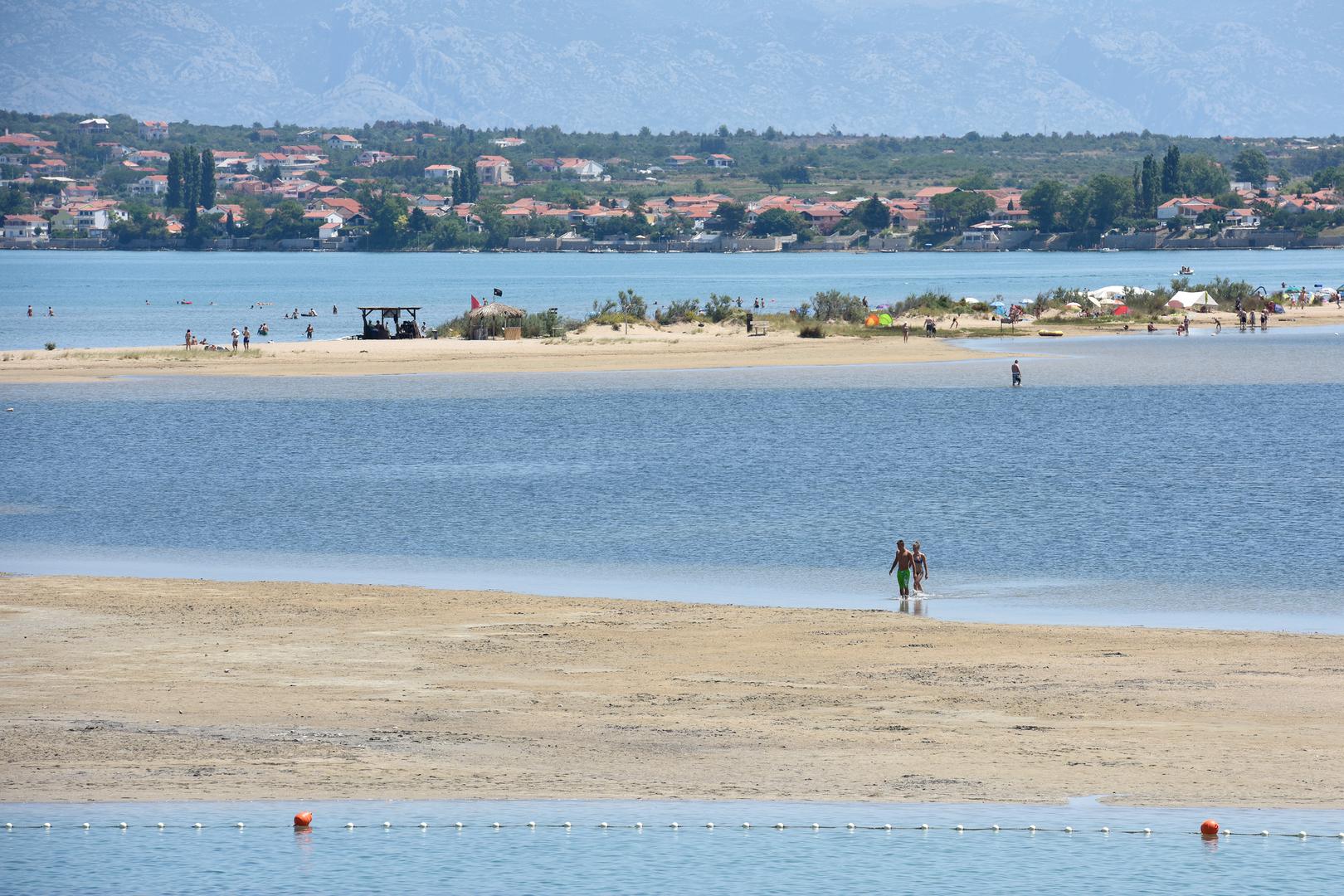Naime, za vrijeme boravka u Ninu prvi hrvatski kralj Tomislav, promatrajući s kraljicom nezaboravne izlaske sunca s pogledom na planinu Velebit od kojeg zastaje dah, uživao je u rijetkim opuštenim trenucima. Zanimljivost je i to da na putu do plaže treba prijeći desetak metara dugi plićak.