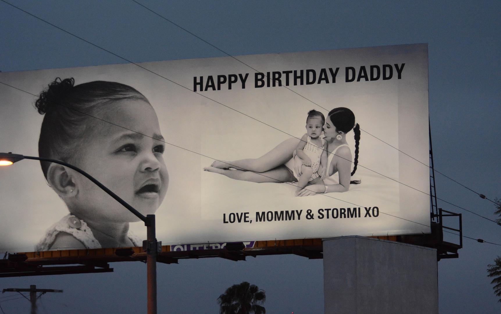 Za obične ljude ovakvo velika čestitka poprilično bi koštala, ali za Kylie, najmlađu milijarderku na svijetu, to je sigurno prava sitnica. 