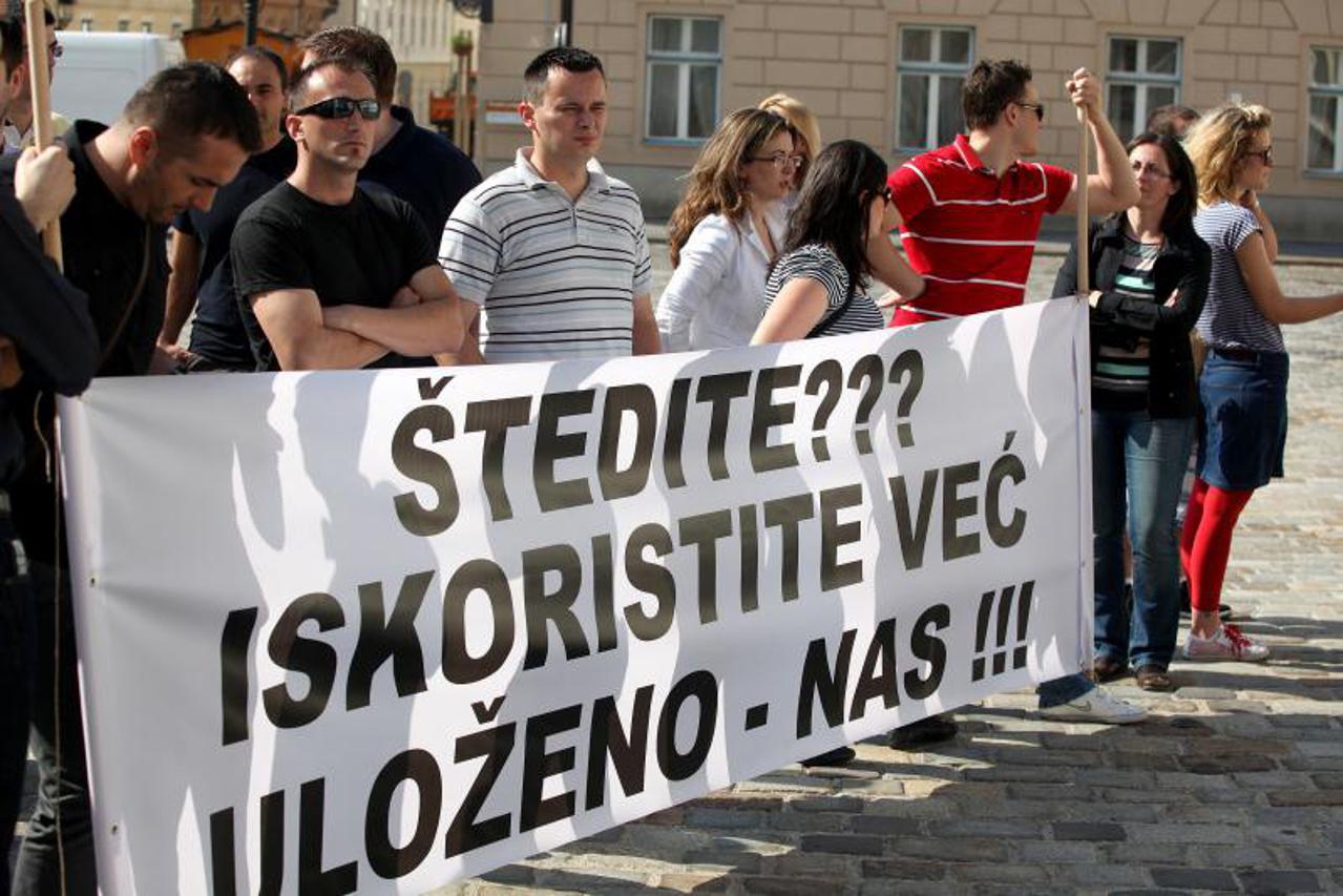 Kriminalisti pred zgradom Vlade (1)