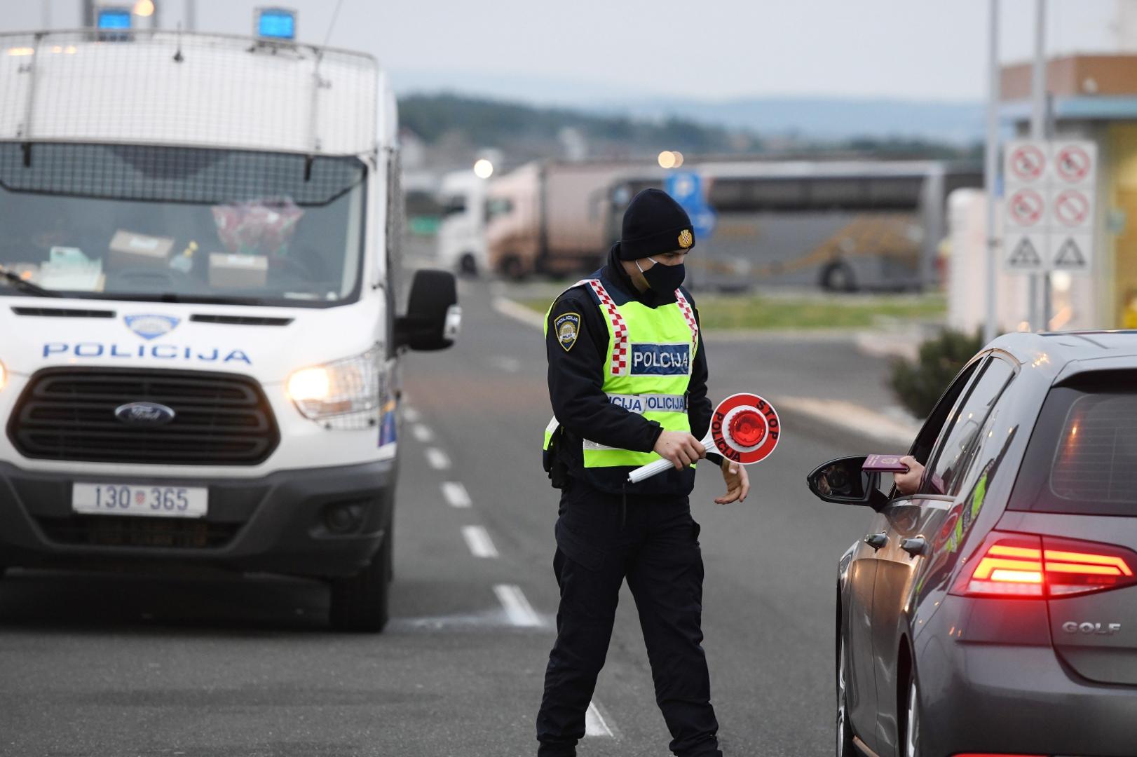 23.12.2020., Pirovac - Policijski sluzbenici Sibensko-kninske zupanije na punktovima kontroliraju provodjenje novim mjera izdanih od strane Stozera Civilne Zastite Republike Hrvatske. Kretanje medju zupanijama dozvoljeno je samo vozilima sa propusnicom. Photo: Hrvoje Jelavic/PIXSELL