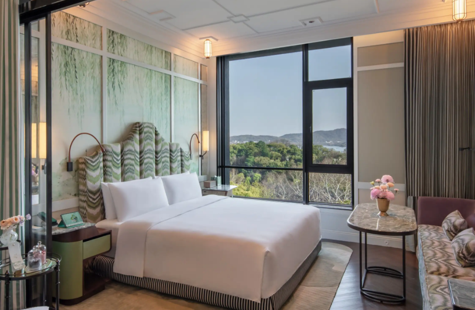 Smješten u Hangzhouu, The Silk Lakehouse inspiriran je poviješću Puta svile i kineskom estetikom. Hotel se nalazi uz jezero te gostima pruža spoj luksuza, vode i zelenila. Poseban je po elegantnom interijeru i panoramskim pogledima na prirodu.