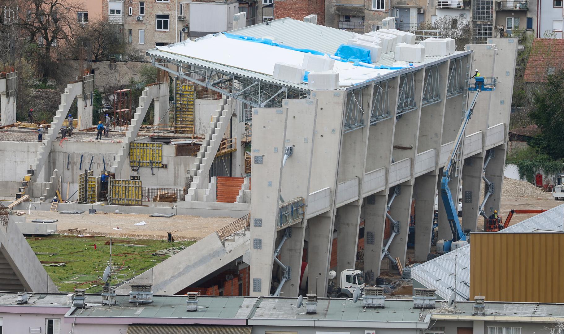 ​Gradilište u Kranjčevićevoj ulici u Zagrebu ne miruje. Radovi, započeti u travnju prošle godine, napreduju prema planu, a nakon rušenja starih tribina konstrukcija novih se već izdiže. Cijeli projekt vrijedan 44 milijuna eura, koji izvodi tvrtka Strabag, trebao bi biti gotov do kraja 2026. godine.