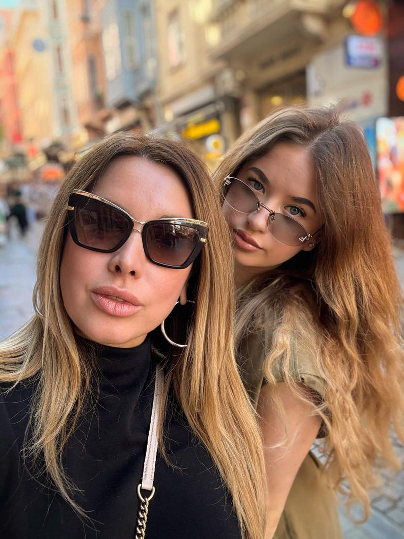 Na svom Instagram profilu objavila je niz od šest fotografija snimljenih u užurbanoj ulici Karaköy četvrti, s prepoznatljivom povijesnom kulom Galata u pozadini. Uz kratku, ali efektnu objavu na turskom jeziku u kojoj piše "Problem yok!", što bi u prijevodu značilo "Nema problema", Nives je pokazala kako uživa u svakom trenutku svog boravka u turskoj metropoli.