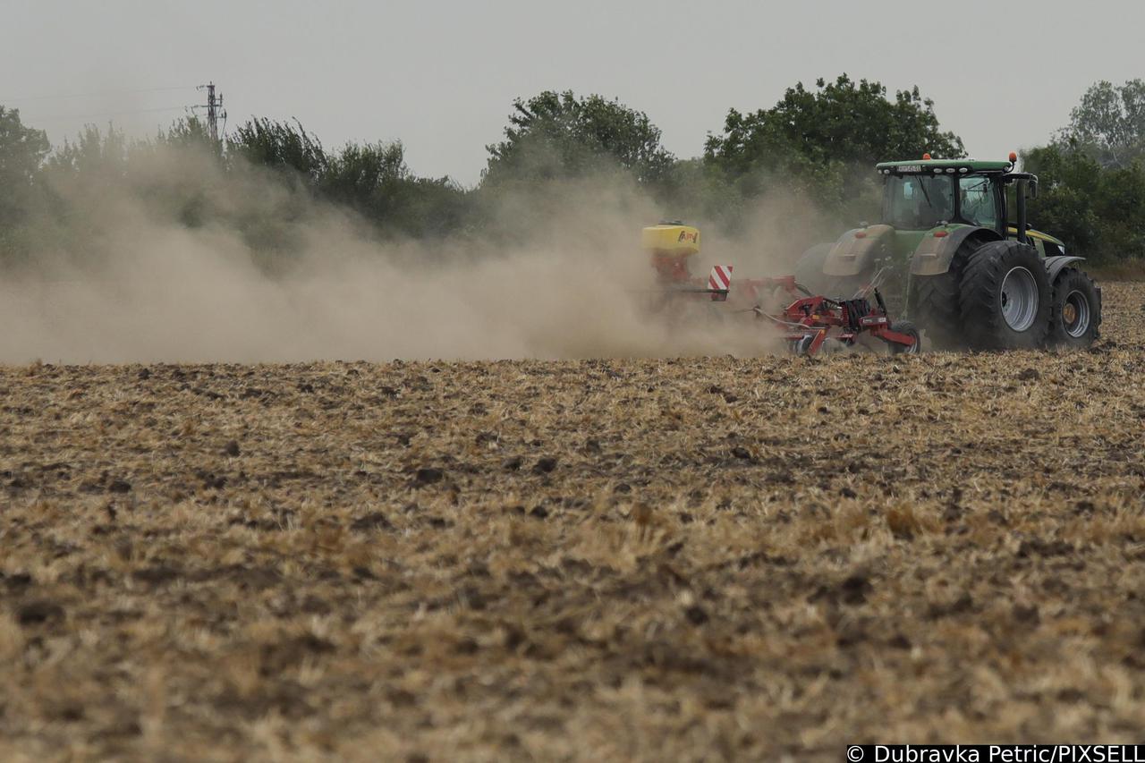Obrađivanje polja u Vukovaru tijekom suše