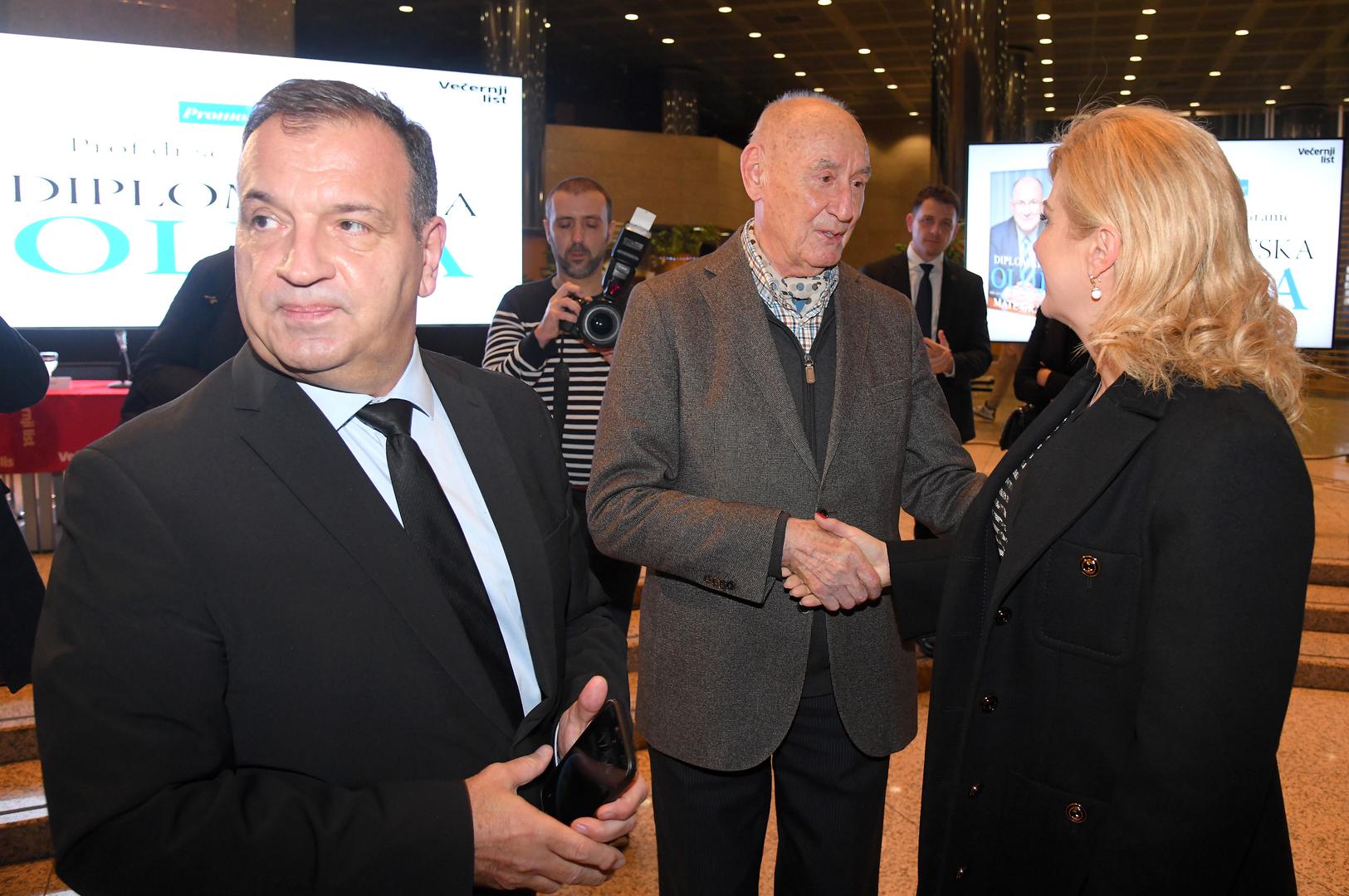 16.01.2023., Zagreb - U Nacionalnoj i sveucilisnoj knjiznici odrzana je promocija 2. dopunjenog izdanja knjige "Diplomatska oluja" Mate Granica. ministar zdravstva Vili Beros, Kolinda Grabar Kitarovic Photo: Josip Regovic/PIXSELL