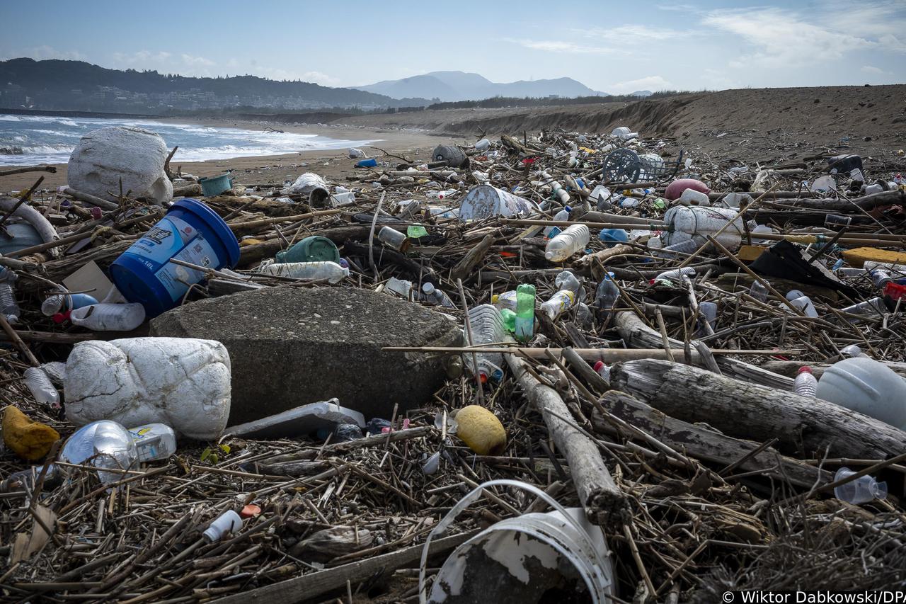 Taiwan's beaches polluted with plastic