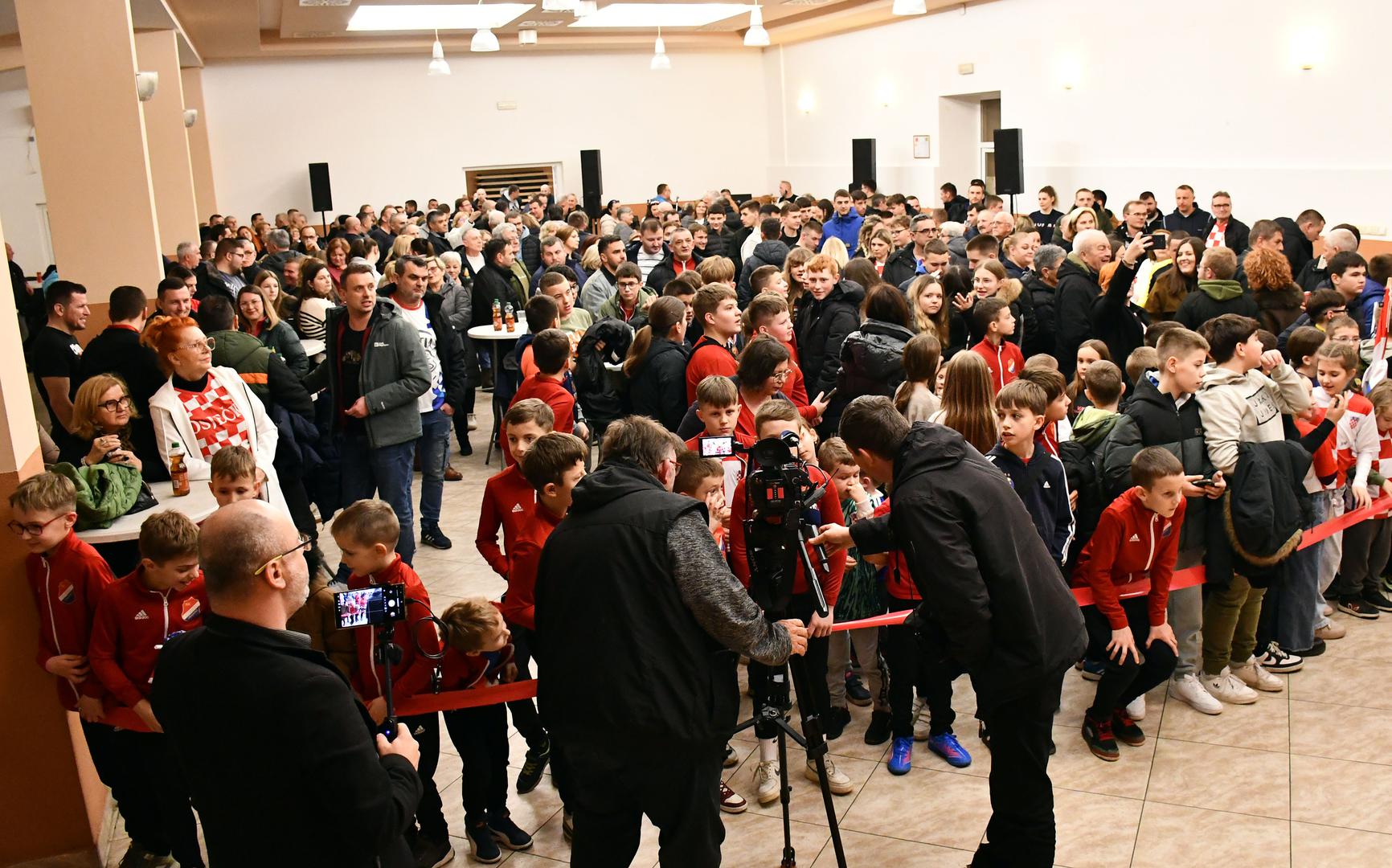 Nakon dočeka posjetio je mural Nebeska bojna, a već se vraća klupskim obvezama u MNK Osijeku, gdje ga očekuje borba za naslov prvaka.