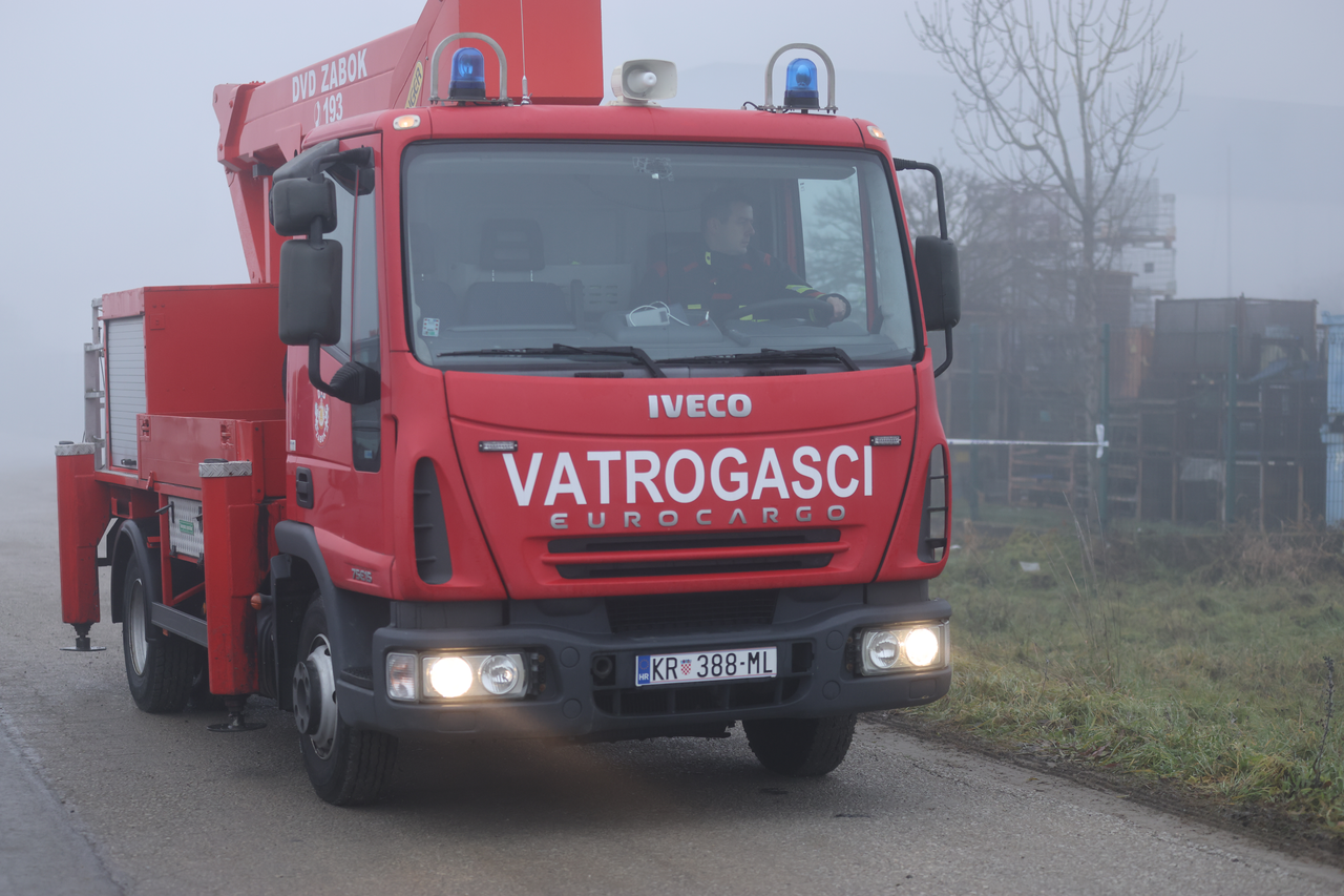 Vatrogasci i policija ispred CIAK-a gdje je tijekom noći izbio požar