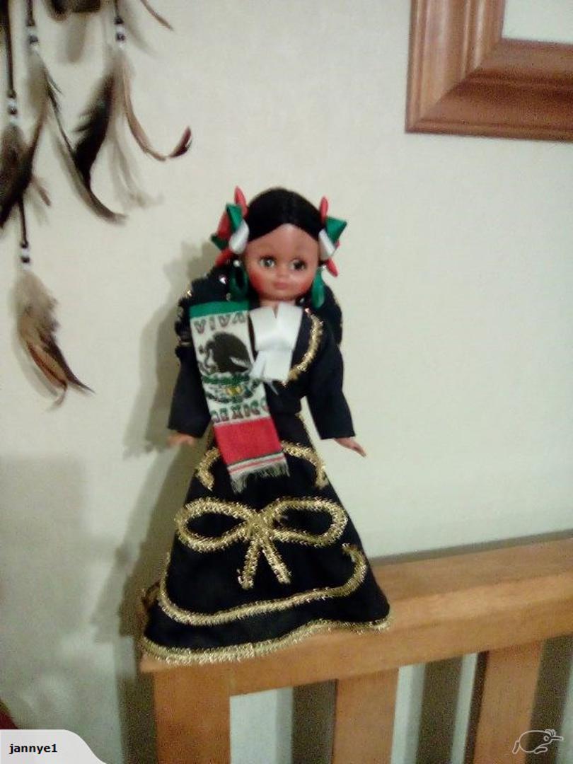 Lutka u tradicionalnoj meksičkoj haljini nije poklon koji je njen sadašnji vlasnik htio pod božićnim drvcem i sada je prodaje za 24 dolara.