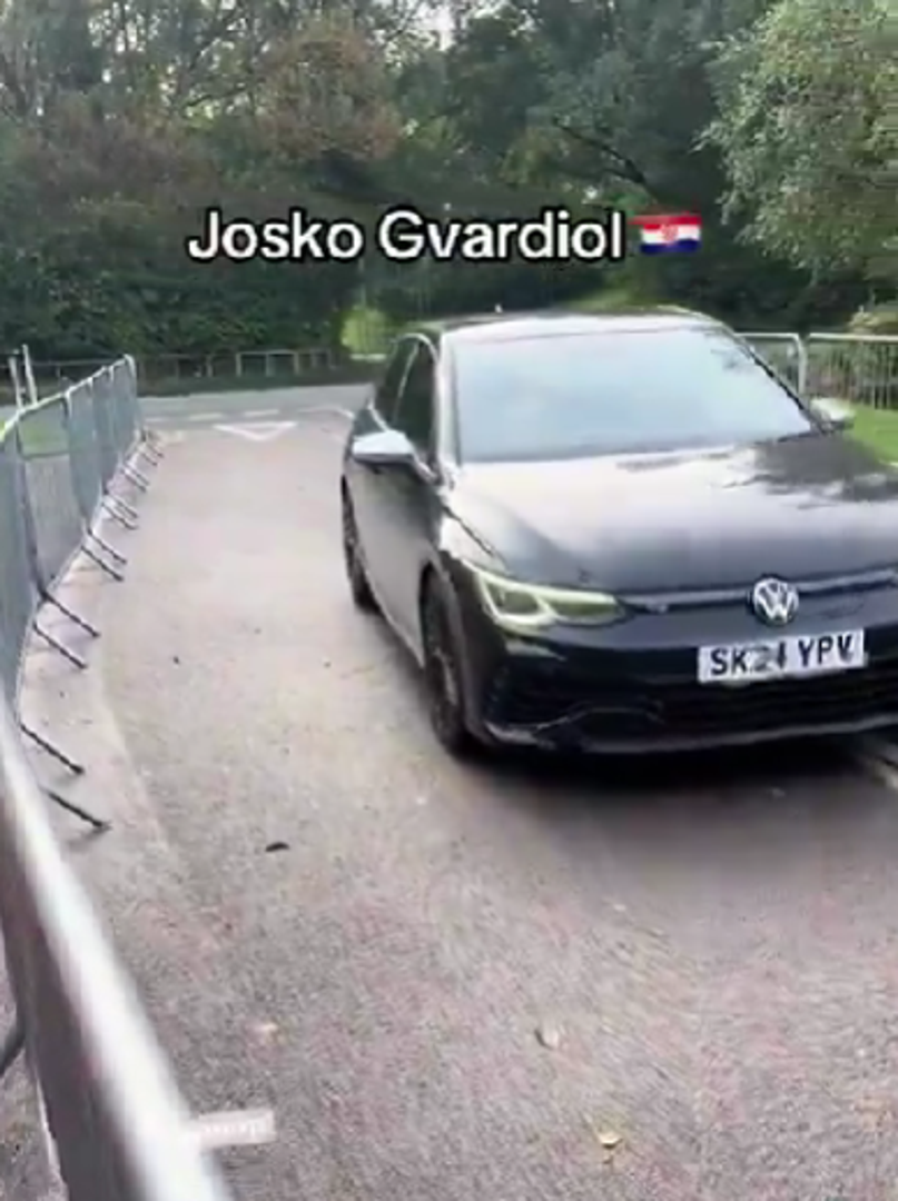 Dok njegovi suigrači poput Rúbena Diasa i Johna Stonesa upravljaju automobilima čija se vrijednost procjenjuje na vrtoglavih 400.000 eura, a Phil Foden i Matheus Nunes voze Mercedese od 200.000 eura, Gvardiol je odabrao Volkswagen Golf.