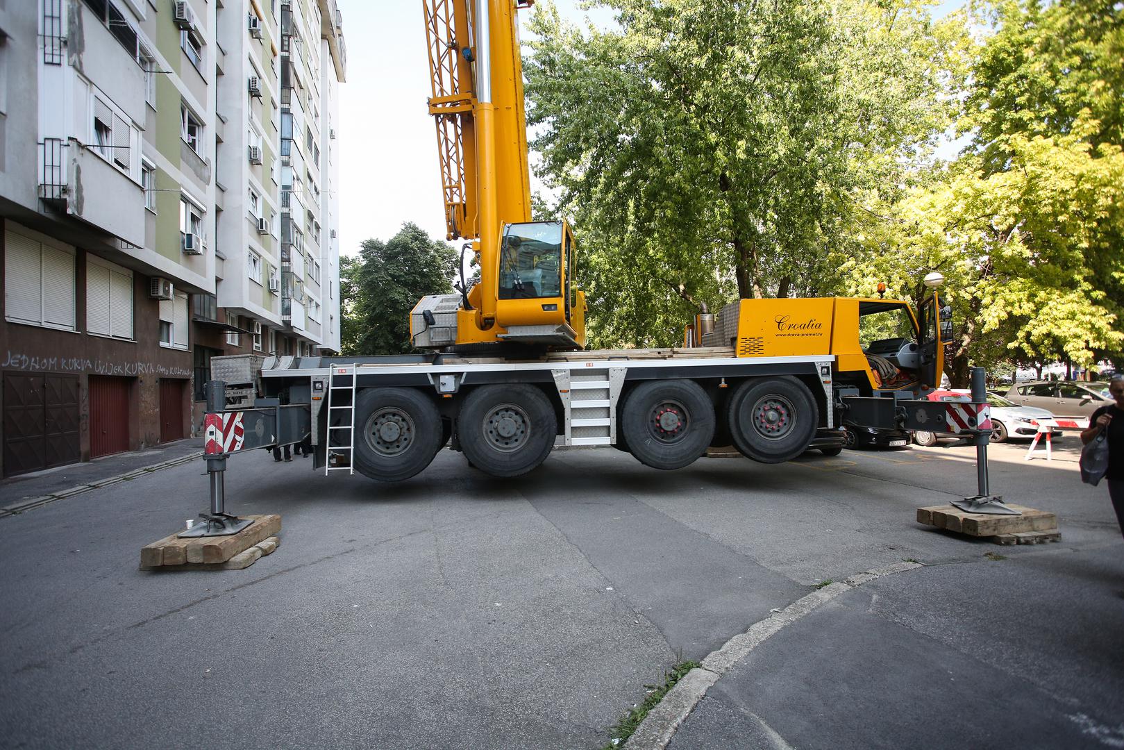 11.08.2021., Zagreb - Stanari zgrade u Alabaharijevoj ulici pobunili su se protiv postavljanja repetitora na vrh njihove zgrade. Photo: Zeljko Hladika/PIXSELL