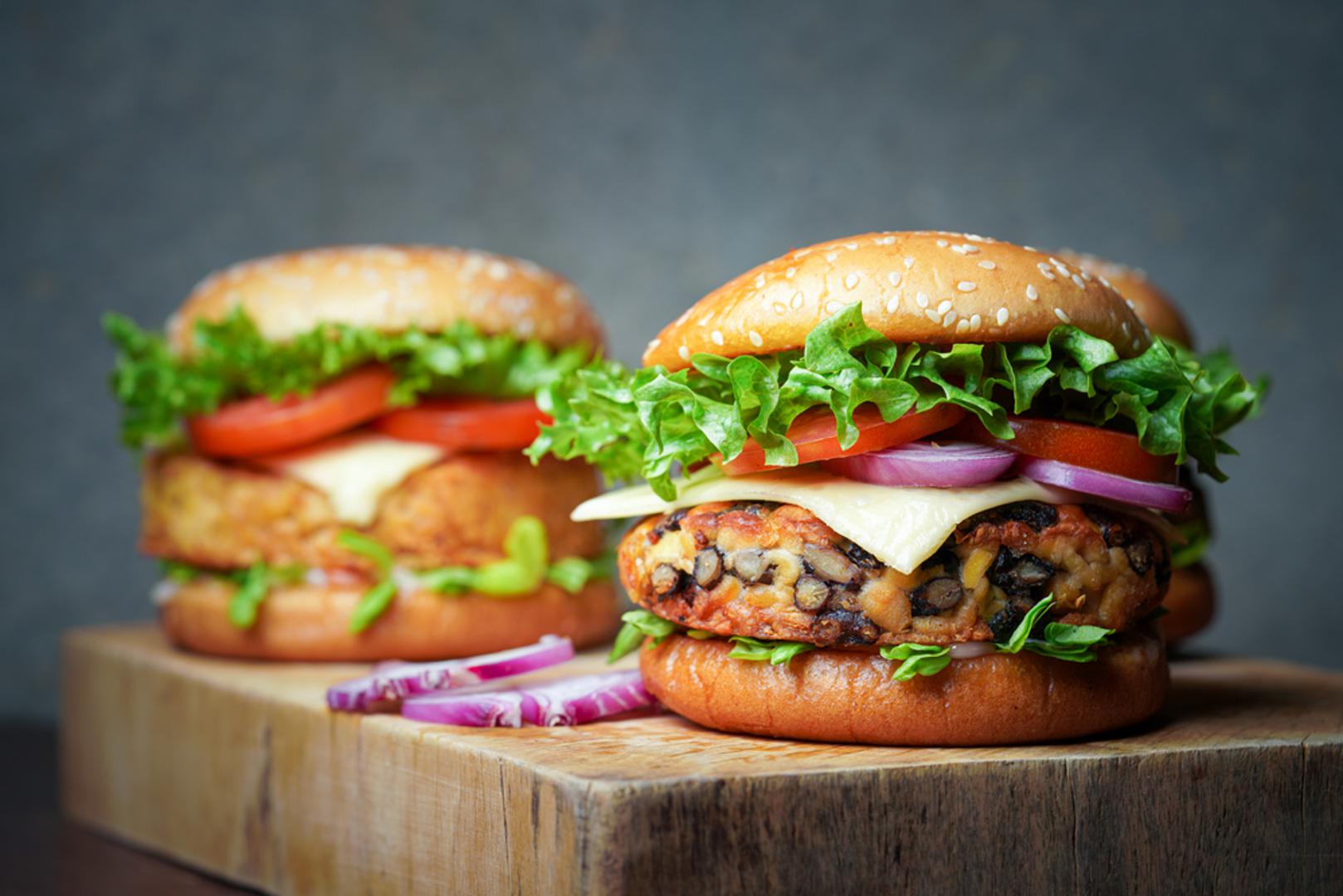 Tempeh + orasi: Tempeh naribajte i kratko prepržite s dimljenom paprikom i češnjakom. Ubacite sjeckane orahe, soja–umak i žlicu javorova sirupa za 'umami–slatko' ravnotežu. Povežite kukuruznim škrobom i pecite do tamne korice, a potom poslužite s ukiseljenim lukom. Mariniranje tempeha u mješavini tamarija i rižinog octa 20 minuta dodatno će obogatiti okus.
