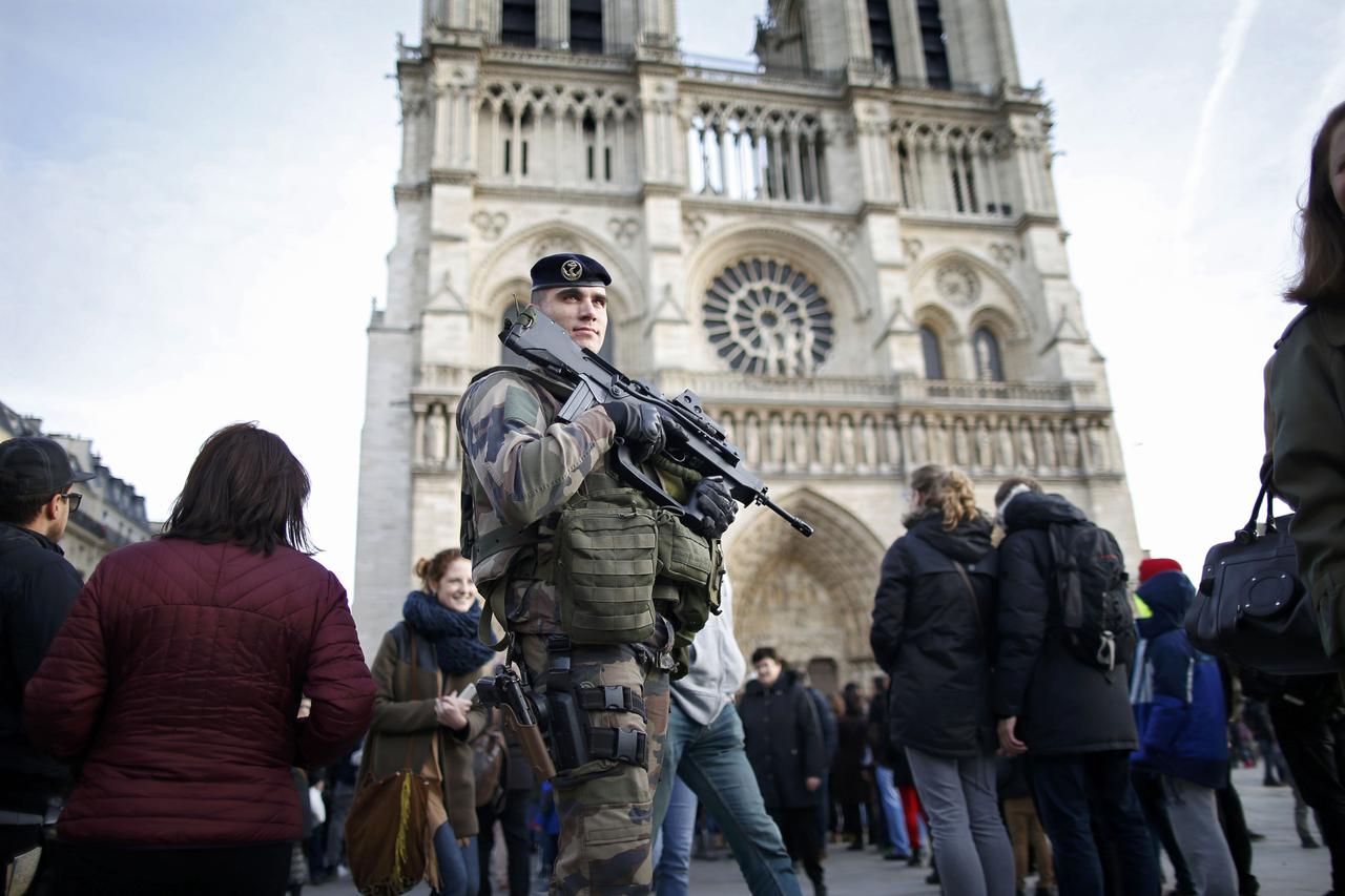 An armed French soldier patrols in front of Notre Dame Cathedral in Paris, France, December 30, 2015, as a security alert continues during the Christmas and New Year holiday season following the November shooting attacks in the French capital.   REUTERS/C