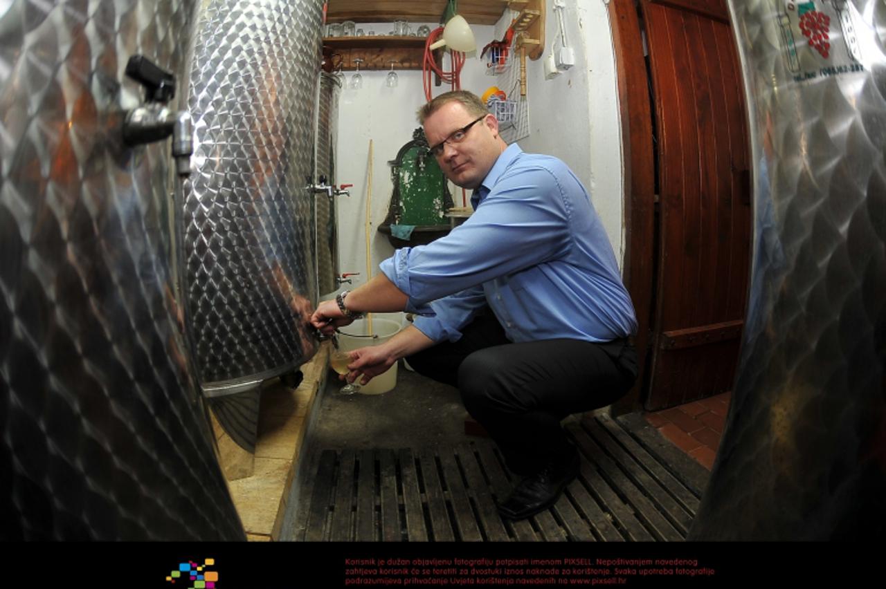 '03.11.2011., Babinec - Novoizabrani gradonacelnik Grada Varazdina Goran Habus, najvise uziva u svom vinogradu. Photo: Marko Jurinec/PIXSELL'