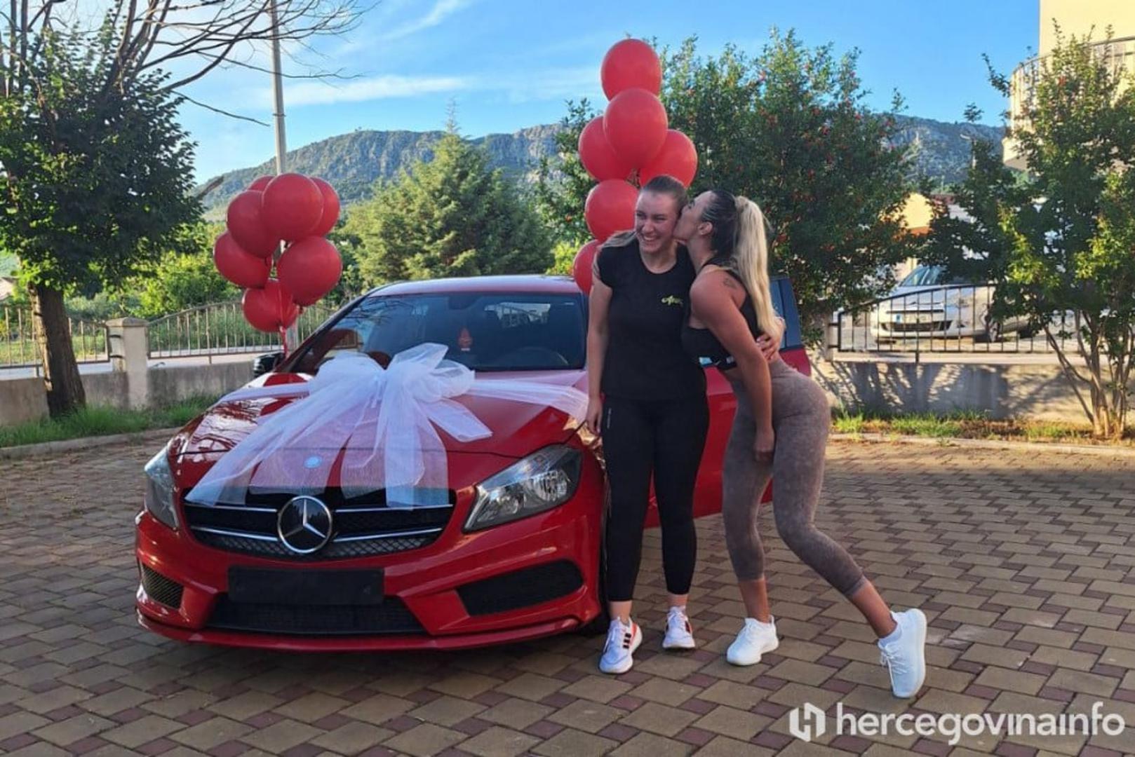 Poklon novi Mercedes - U Hercegovini šefica je izazvala nevjericu kad je svojoj zaposlenici poklonila novi Mercedes. Riječ je o vlasnici popularnog fitness centra Fitness Anny, Ilijani Bodlović koja je crveni Mercedes poklonila svojoj zaposlenici Draženi Palac.